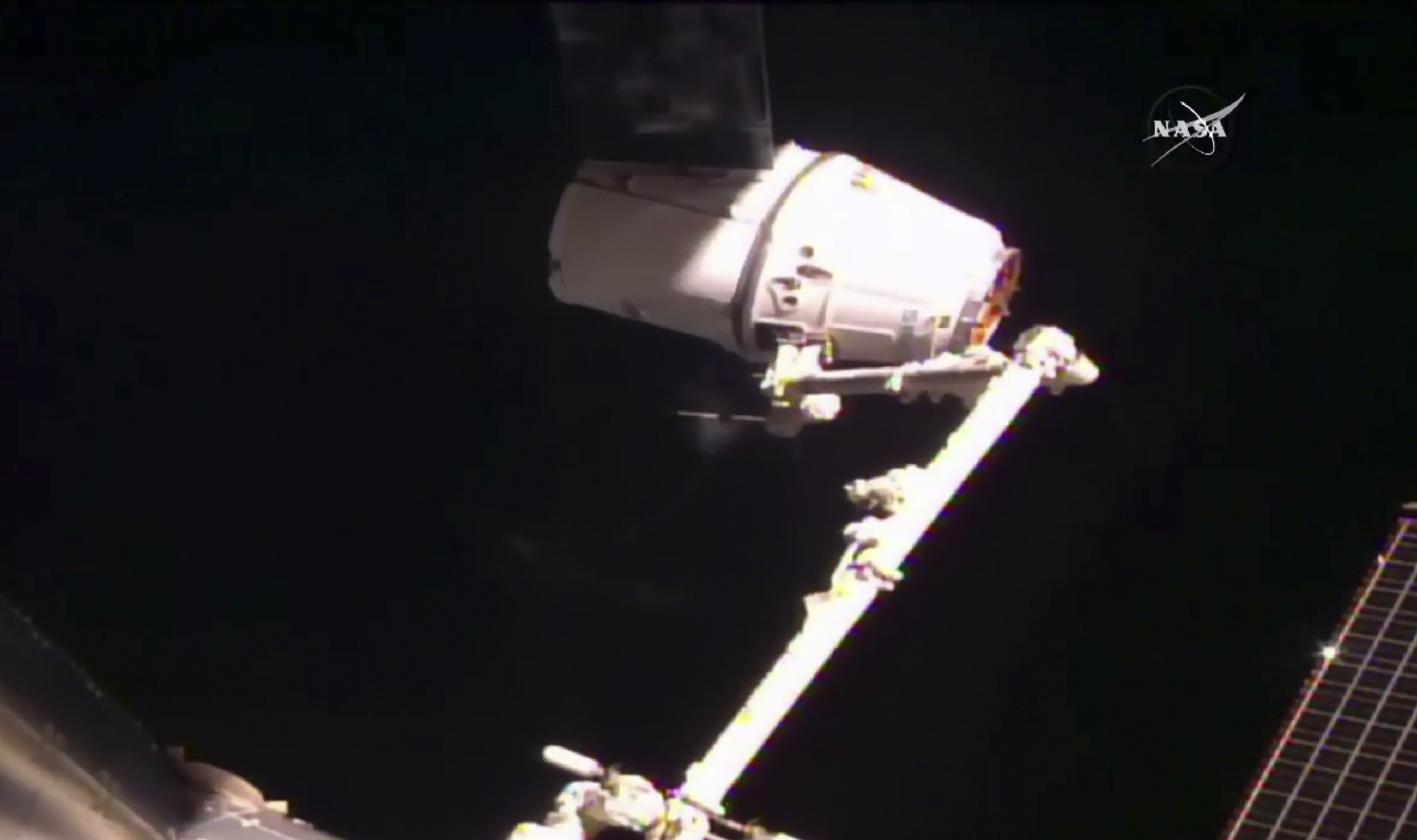 Товарният кораб на SpaceX се скачи с МКС