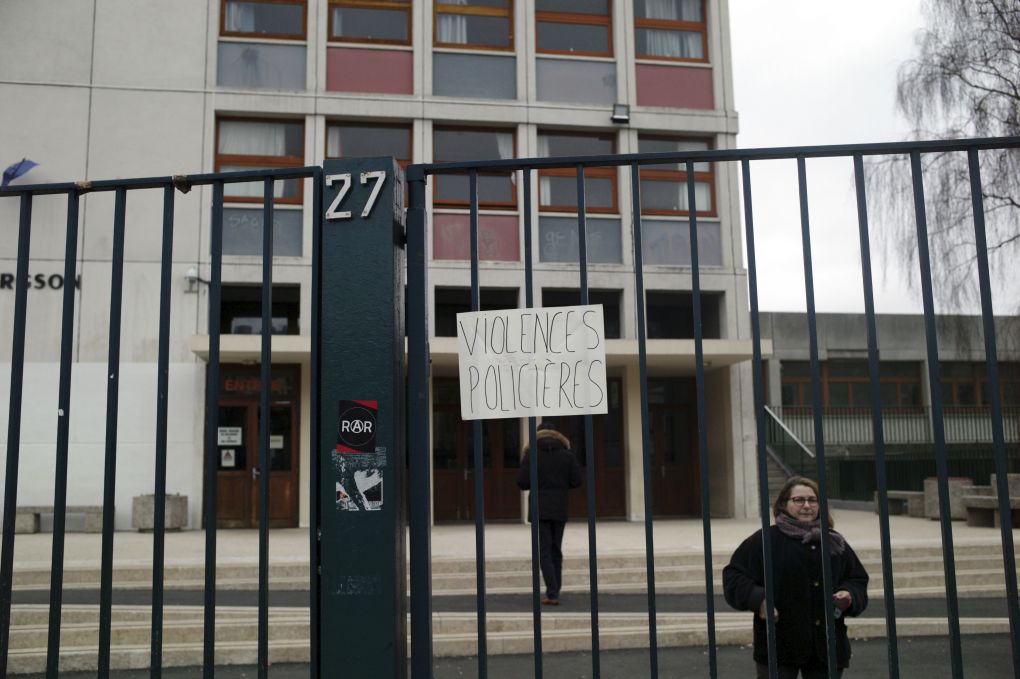 Транспарант, поставен на оградата на училище в париж