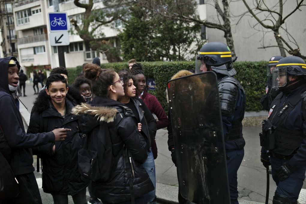 Ученици блокираха 16 гимназии в Париж