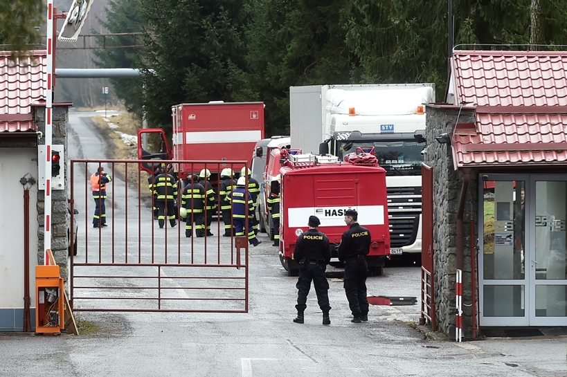 Експлозии и пожар раниха работници и пожарникари в Чехия