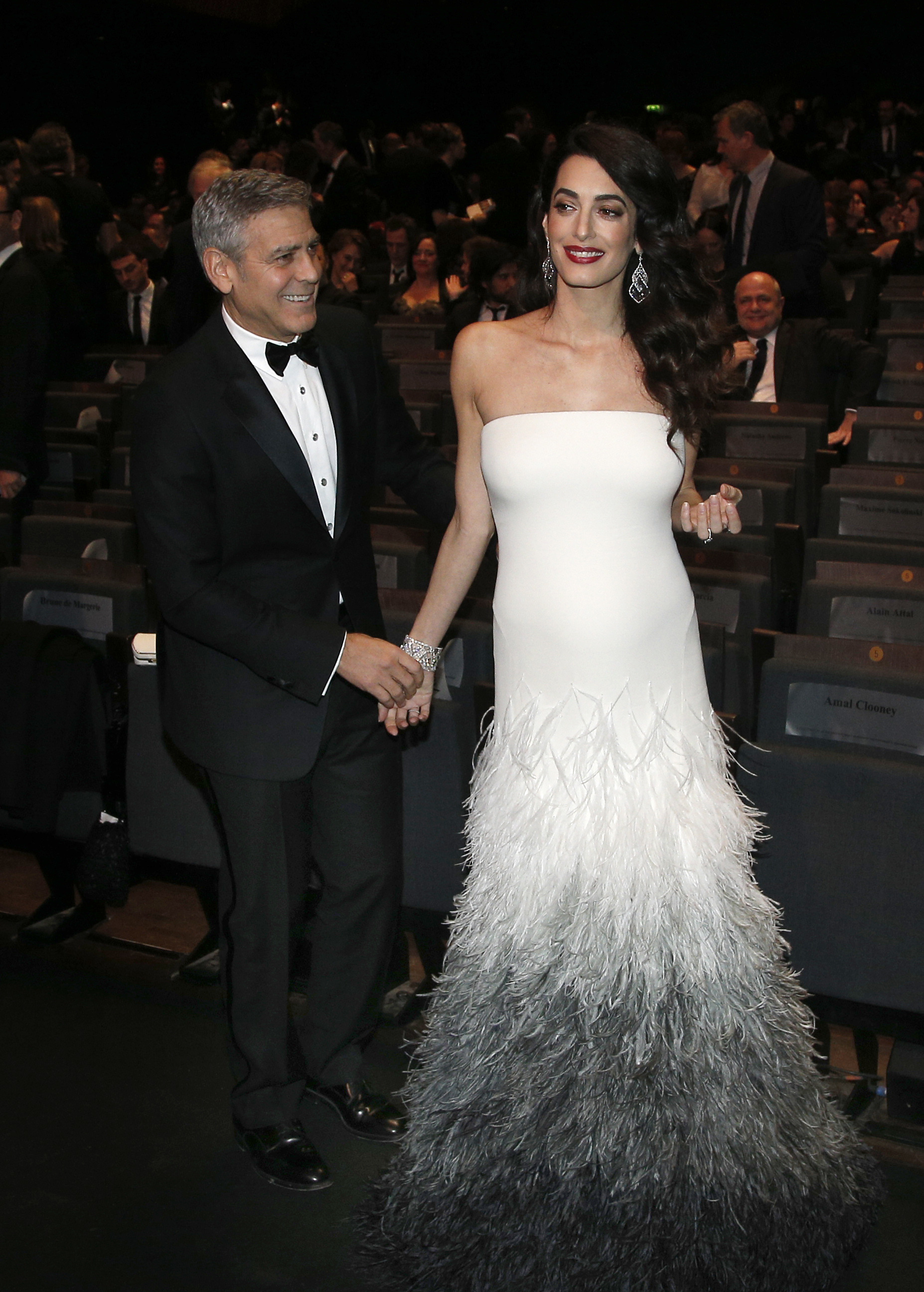 Джордж Клуни с бременната Амал Клуни на наградите ”Сезар”