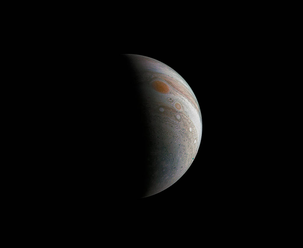 Сондата Juno зацикли над Юпитер