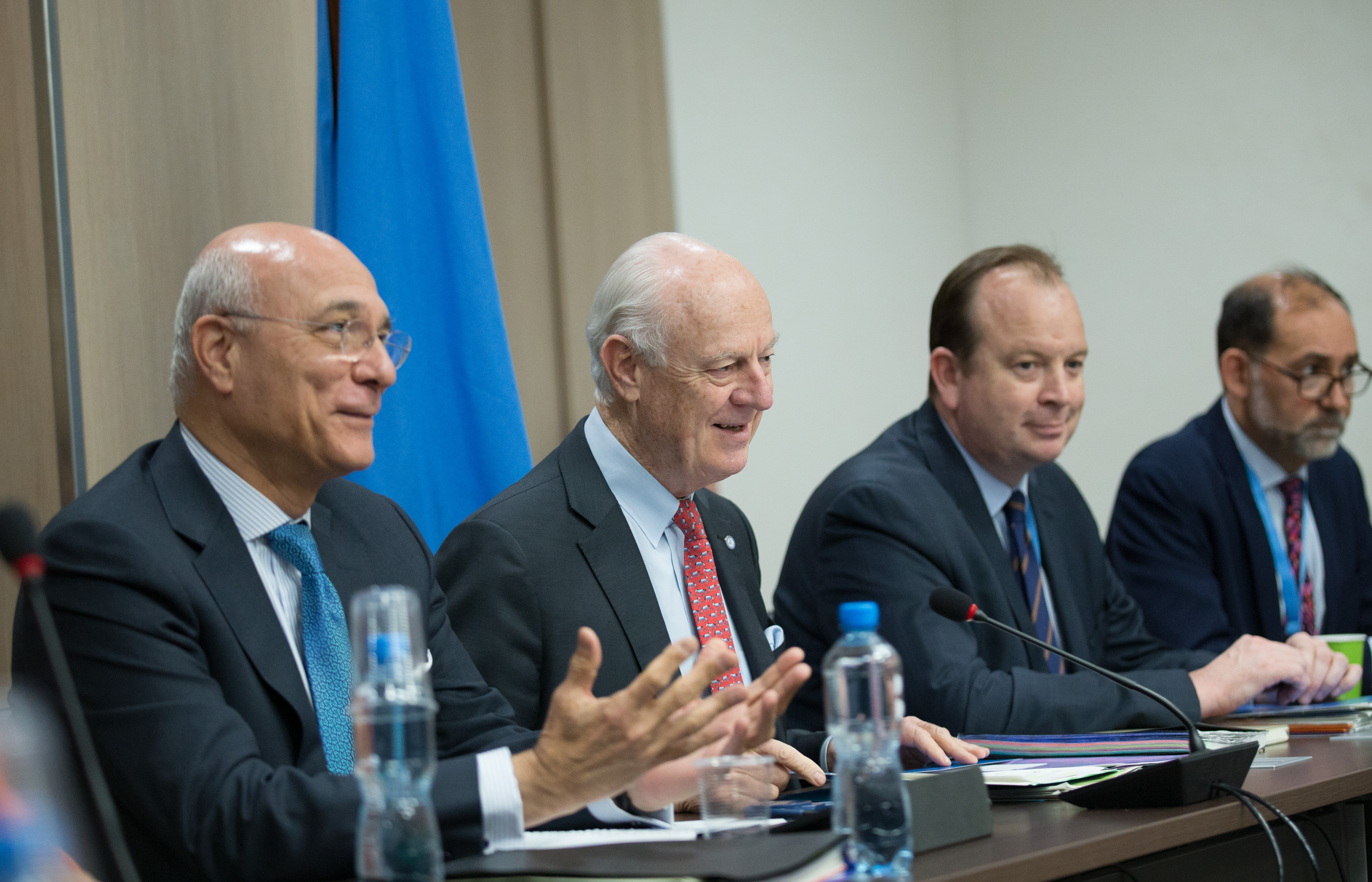 Специалният пратеник на ООН за Сирия Стафан де Мистура /в средата/ по време на поредния кръг на преговорите в Женева