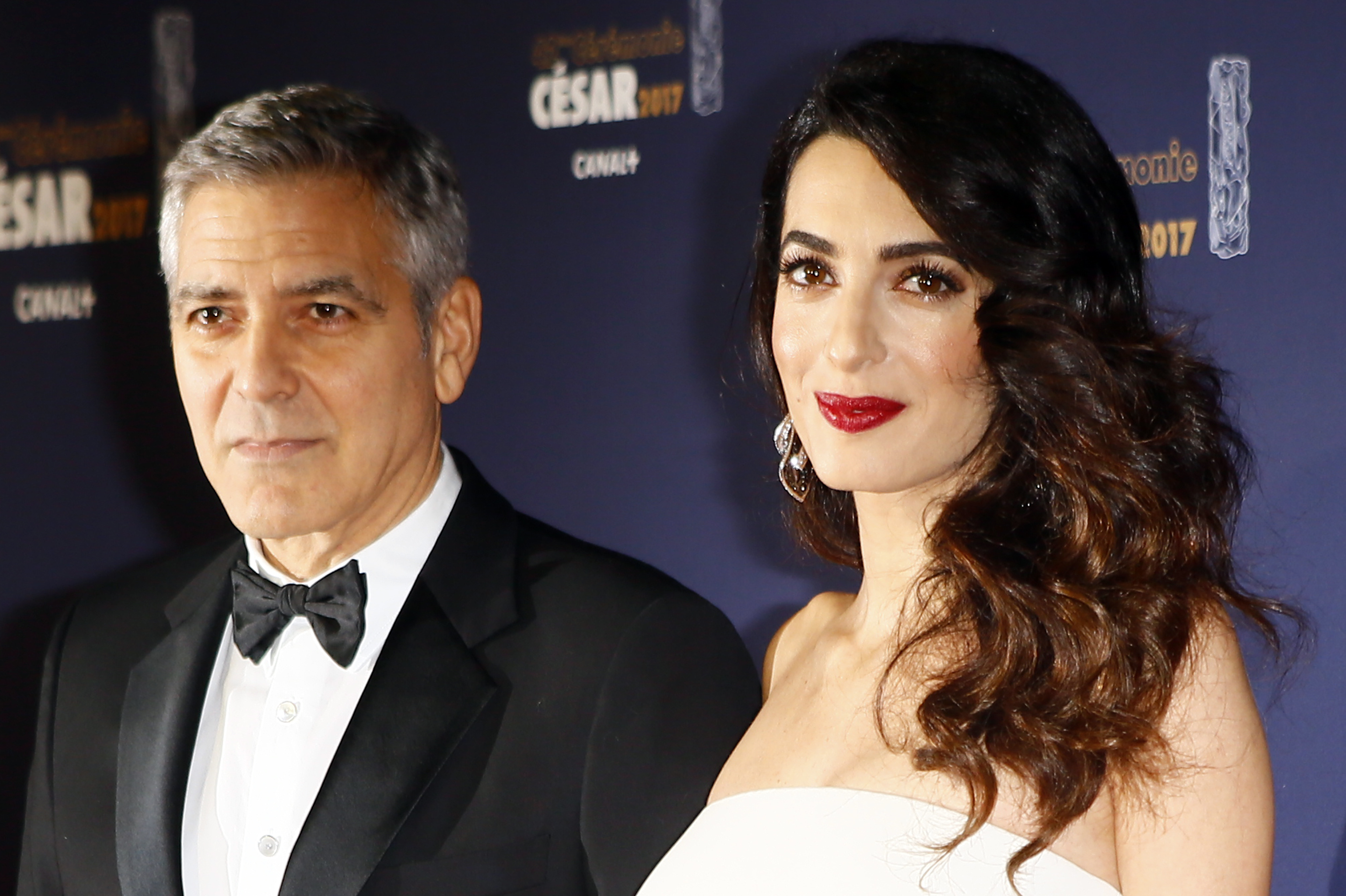 Джордж Клуни с бременната Амал Клуни на наградите ”Сезар”