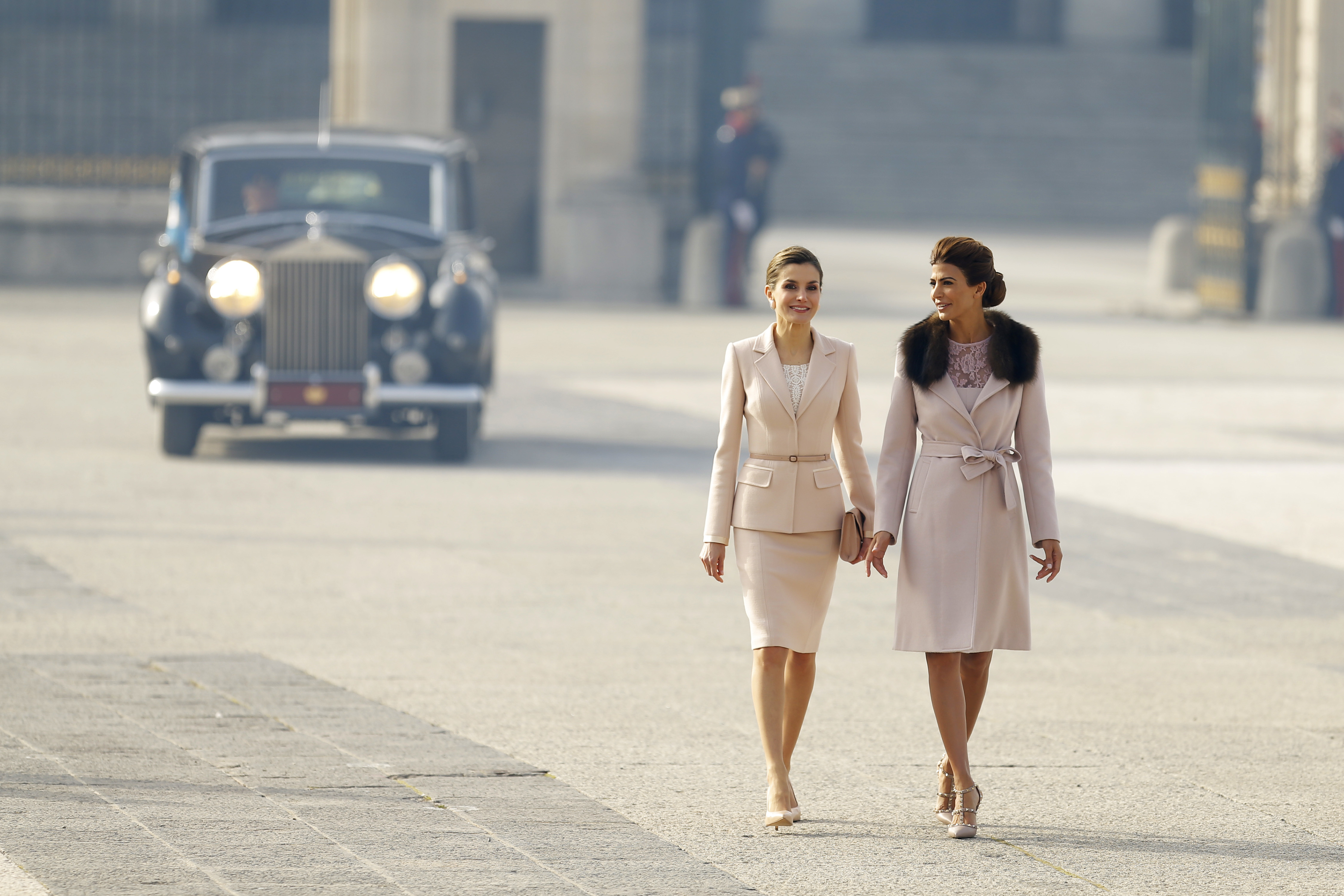 Кралица и първа дама с урок по модна дипломация