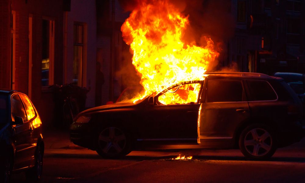 Лекият автомобил е бил залят със запалителна течност