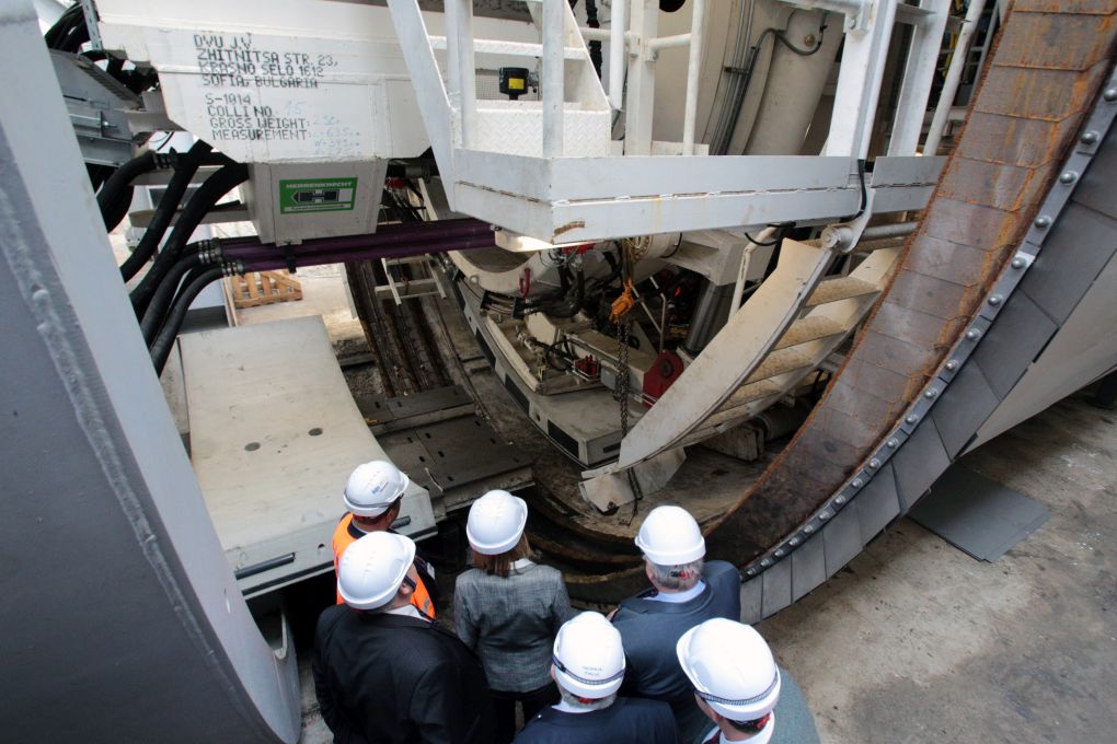 Машина 1600 тона копае за третия лъч на метрото