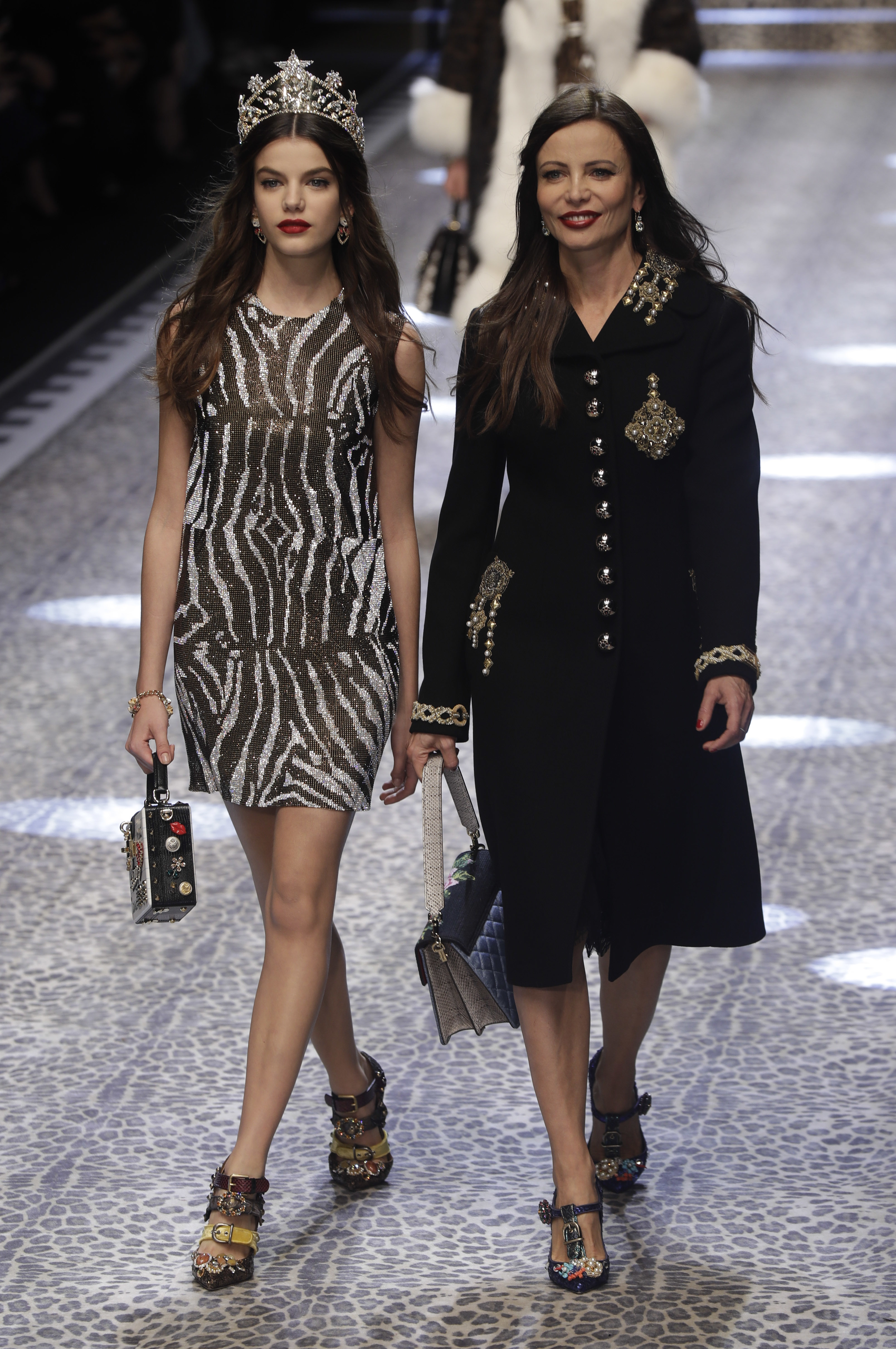 Актрисата Соня Бен Амар с дъщеря си Бела дефилират за Dolce & Gabbana