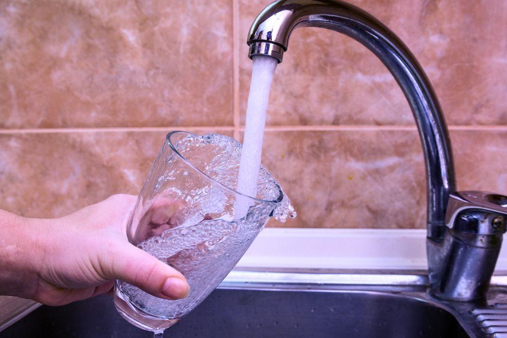 Снижаването на риска от кариеси сe свързва с добавяните в питейната вода от водопровода химически съставки