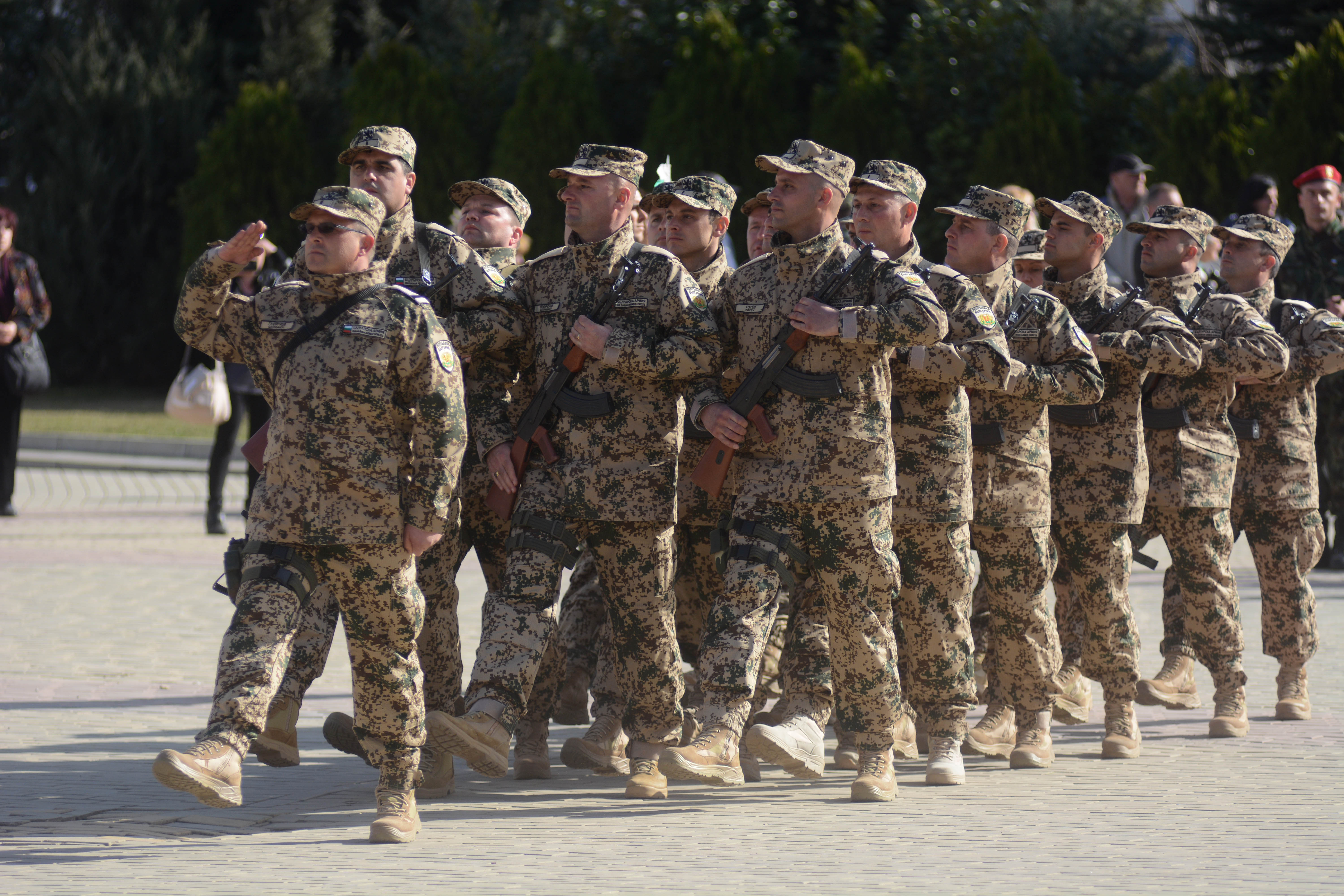 По брой на военните България отчита трайно намаление - от 30 000 през 2010 г., до 25 000 в последните три години