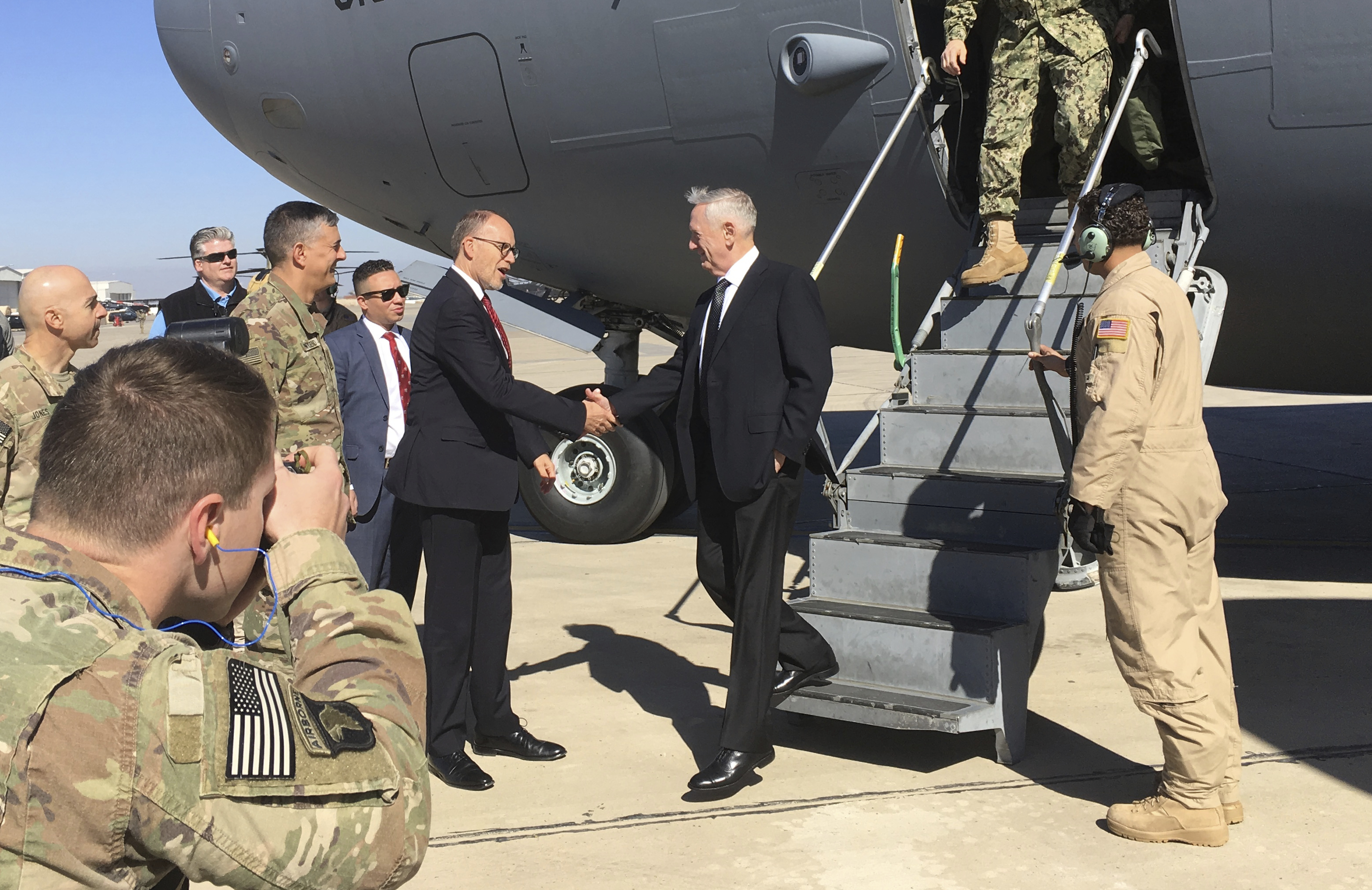 Министърът на отбраната на САЩ Джеймс Матис (в средата) миналата седмица беше в Ирак