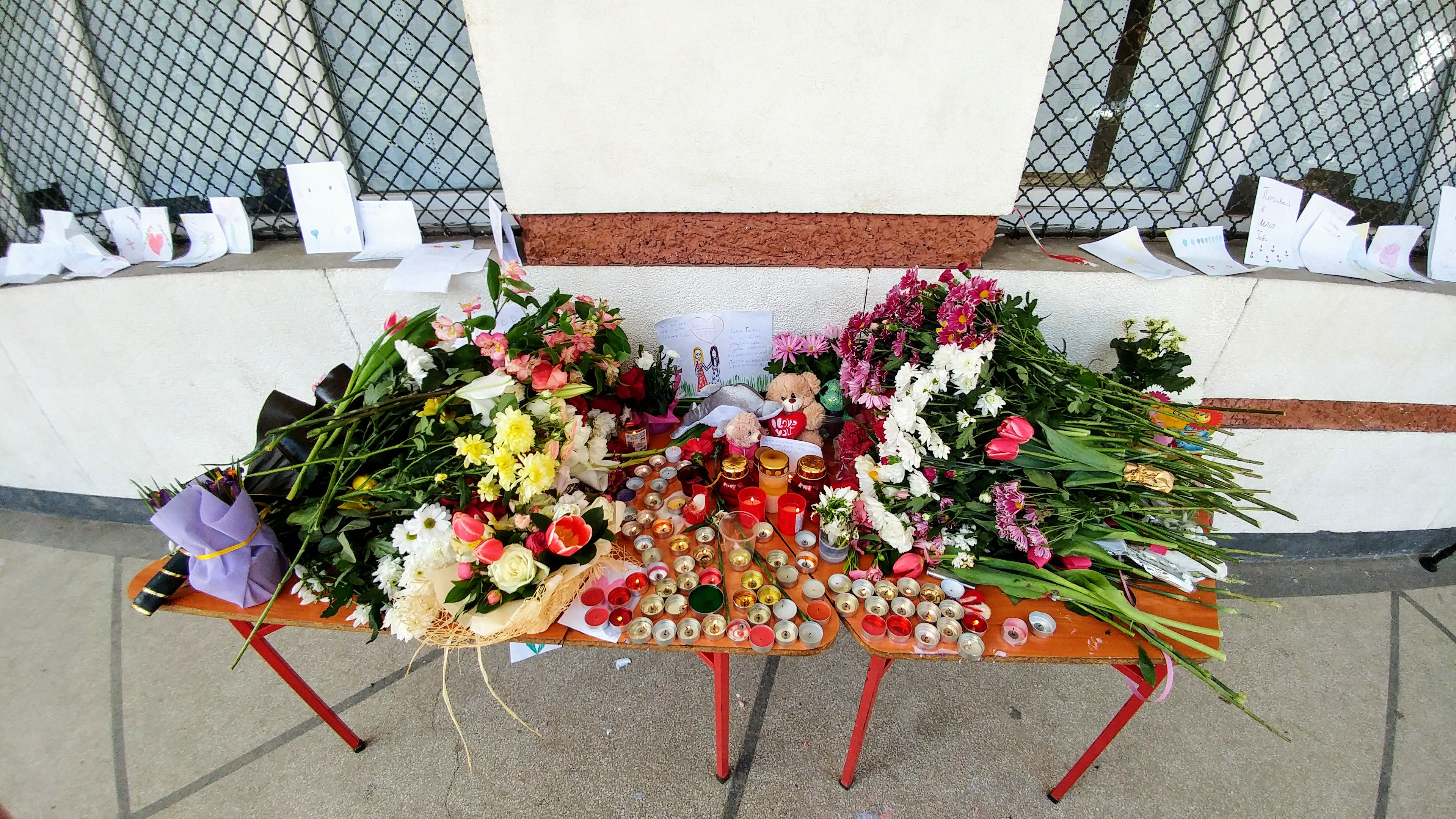 Родители и ученици оставиха пред входа на училището много цветя и свещи в памет на Габи