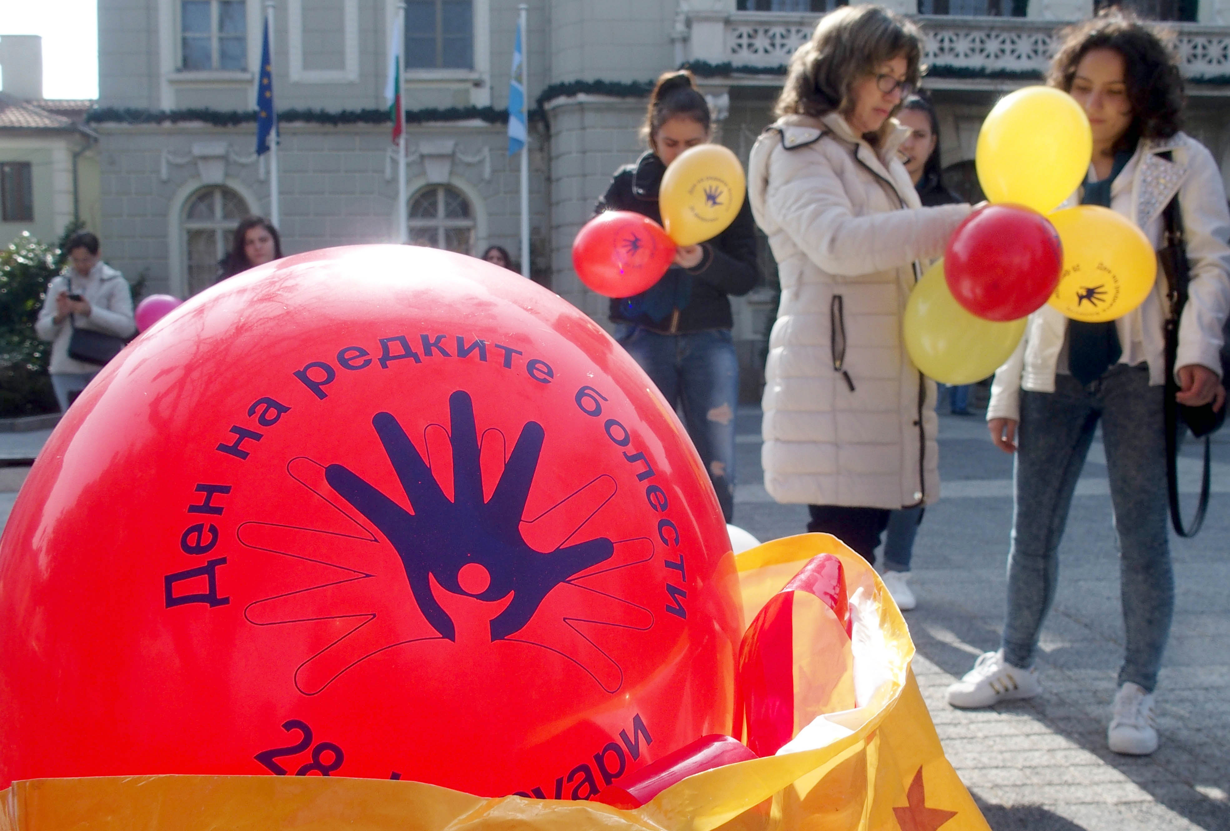 Ученици пуснаха десетки балони в небето на Пловдив по случай Световния ден на редките болести