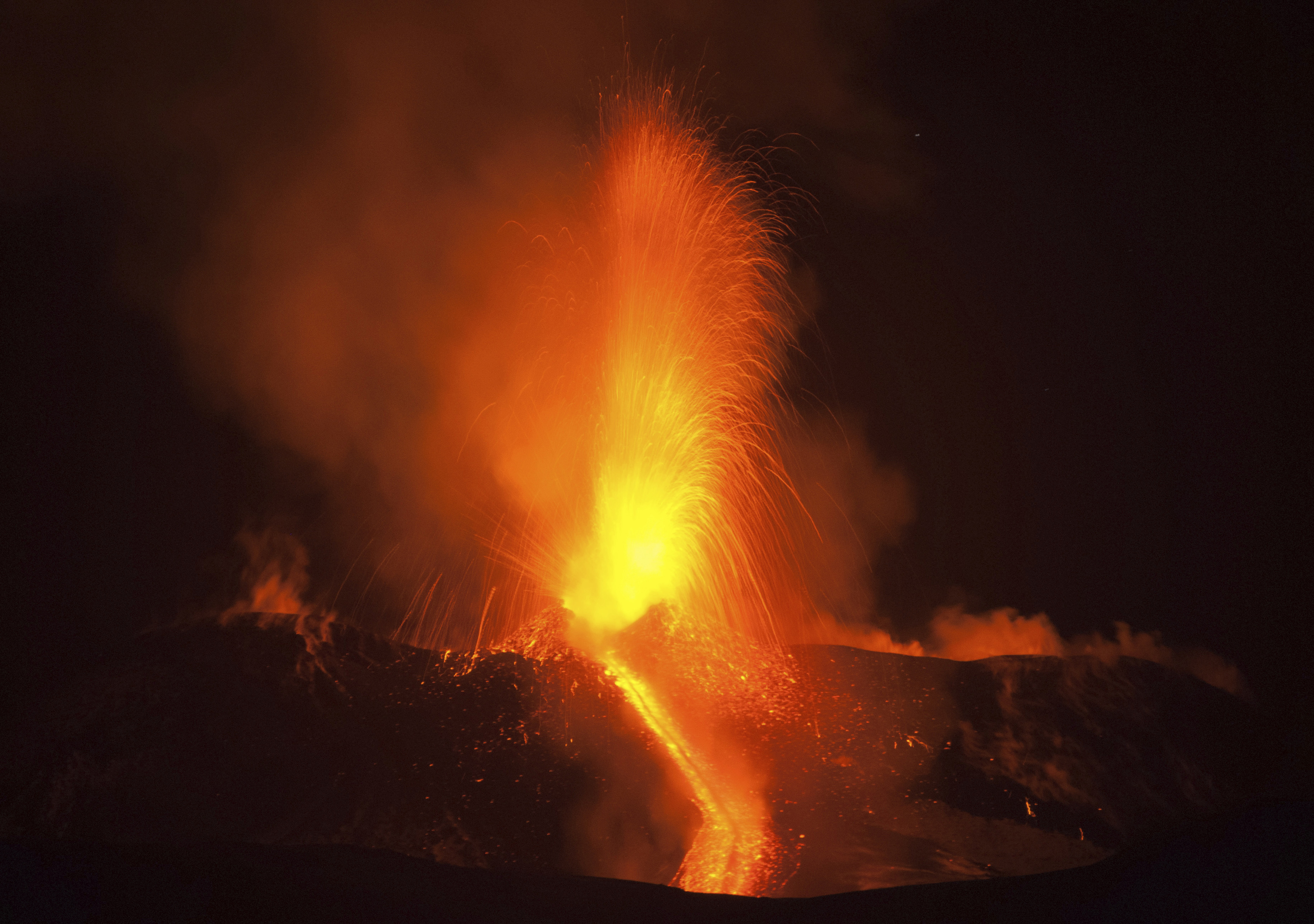 Етна изригна с мощни струи лава (снимки)