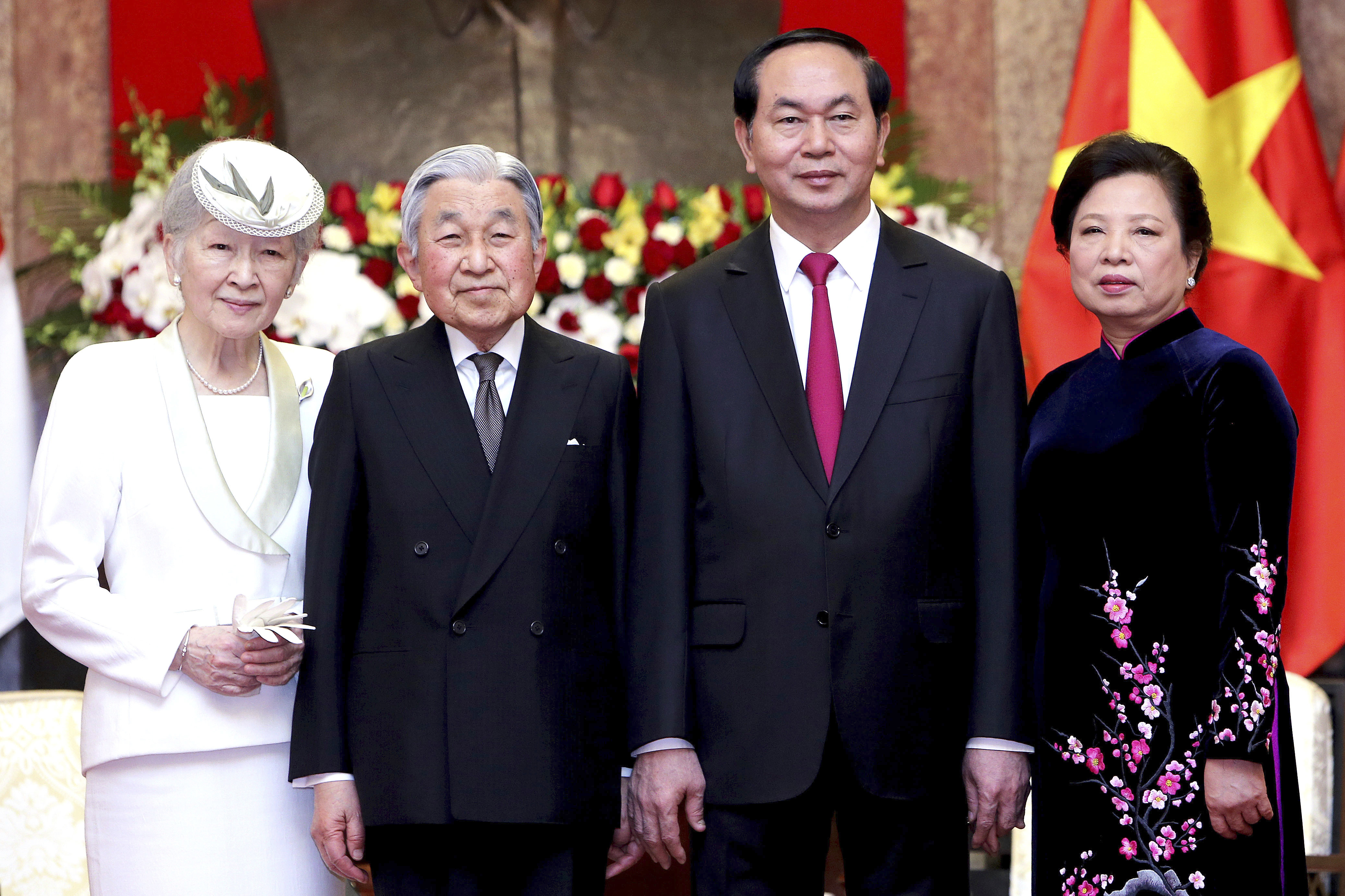 Японският император Ахито и императрица Мичико с президента на Виетнам Тран Дай Куан и съпругата му