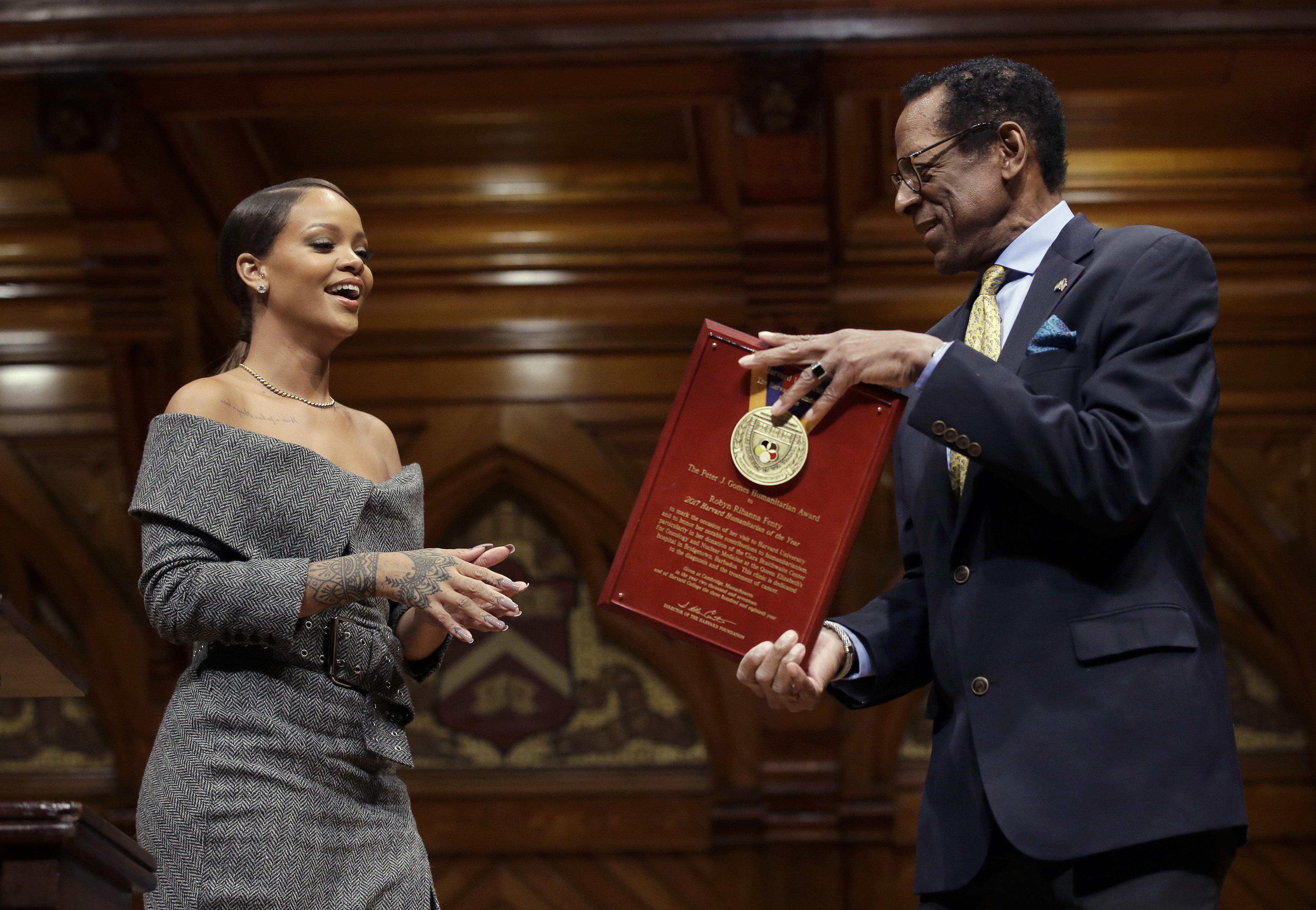 Харвардският университет връчи отличие на Риана