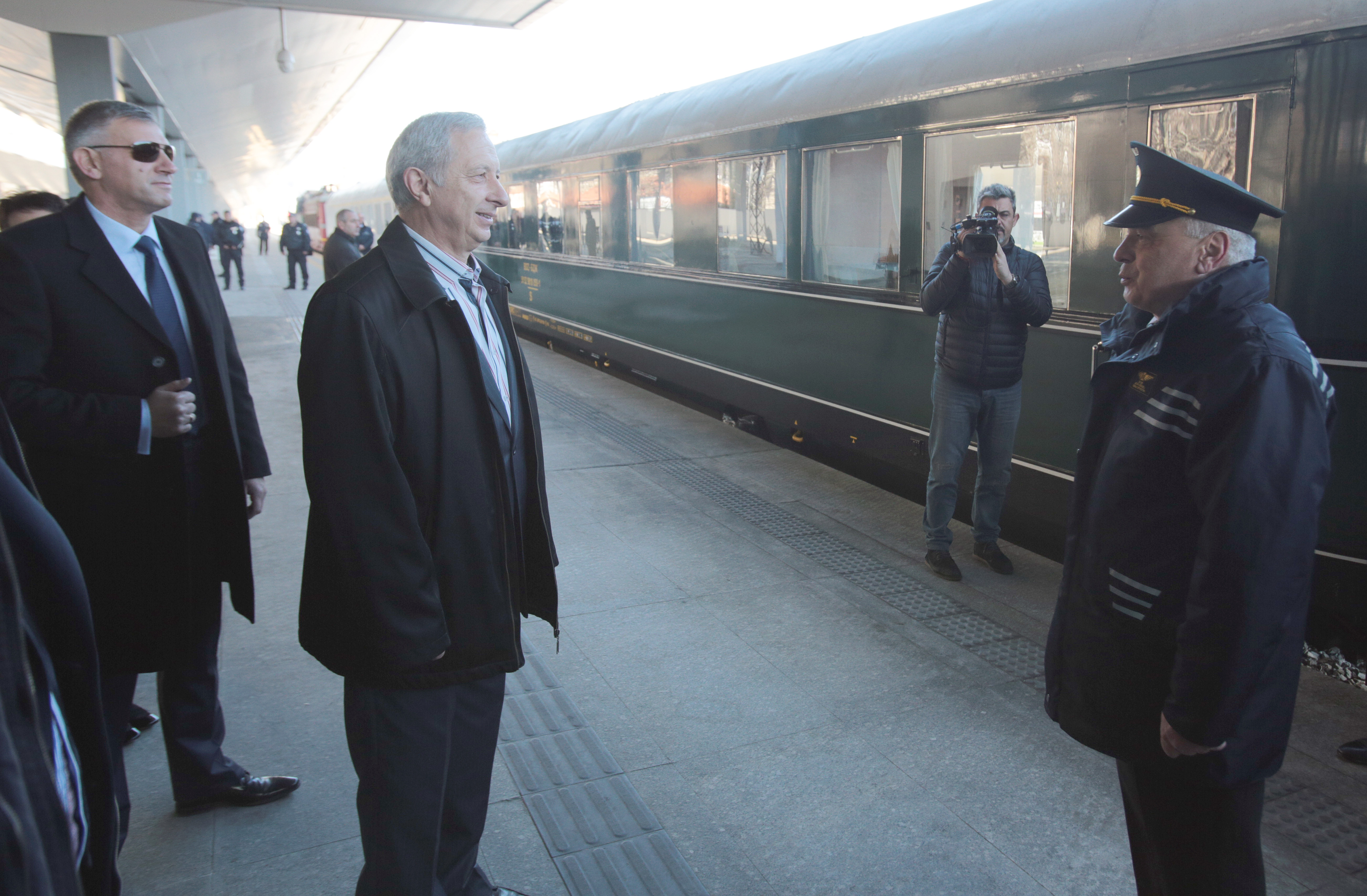 Премиерът Огнян Герджиков участва в атракционно пътуване с ретро влака ”Корона експрес”