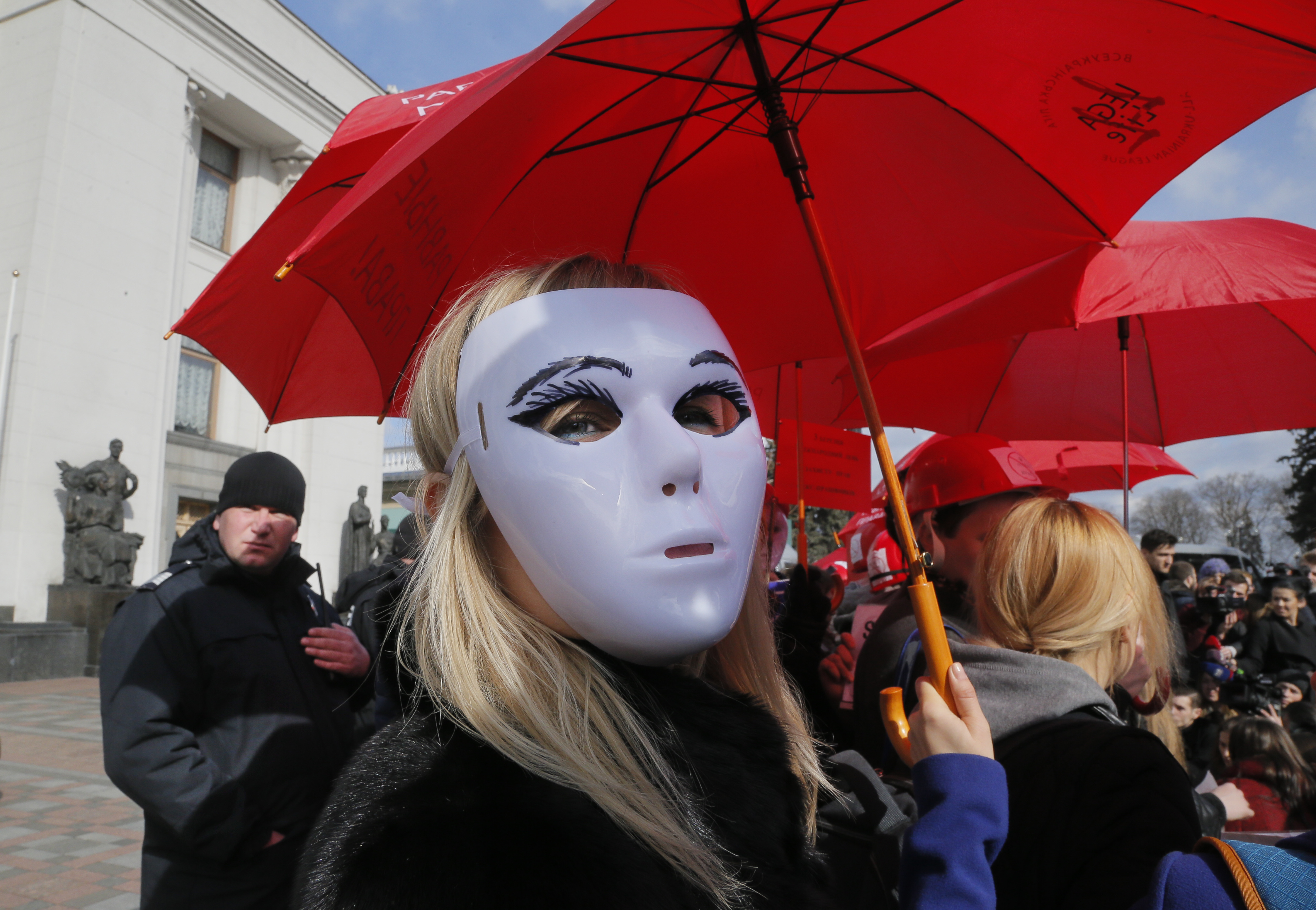 Участничките в протеста в защита на легализирането на проституцията в Украйна носеха бели маски