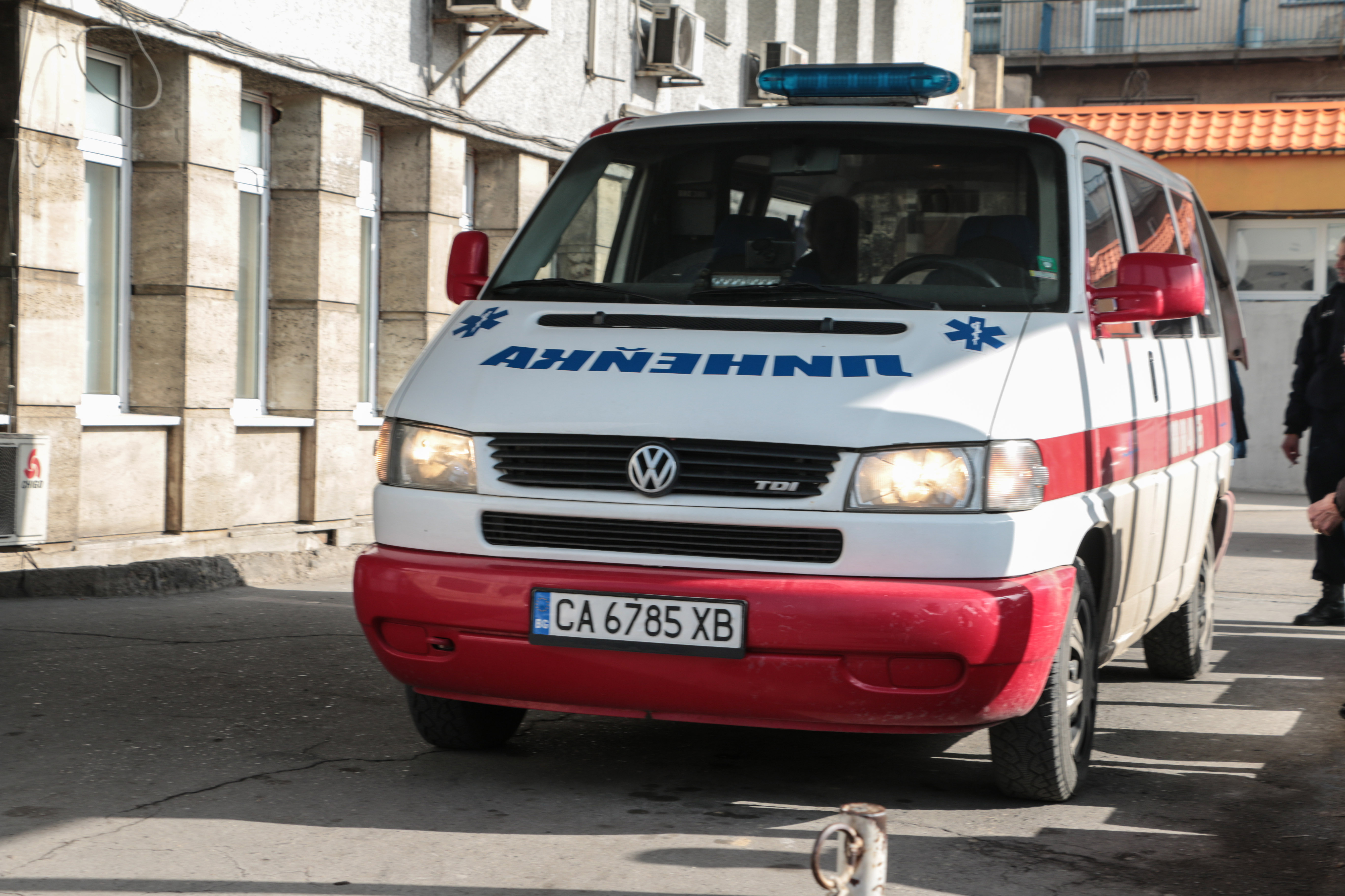 Болен мъж бе изхвърлен от линейка на път край София