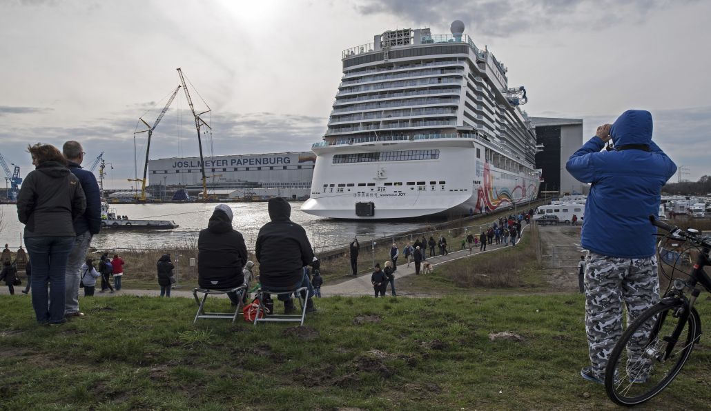 Круизен кораб с картинг писта потегли за Китай