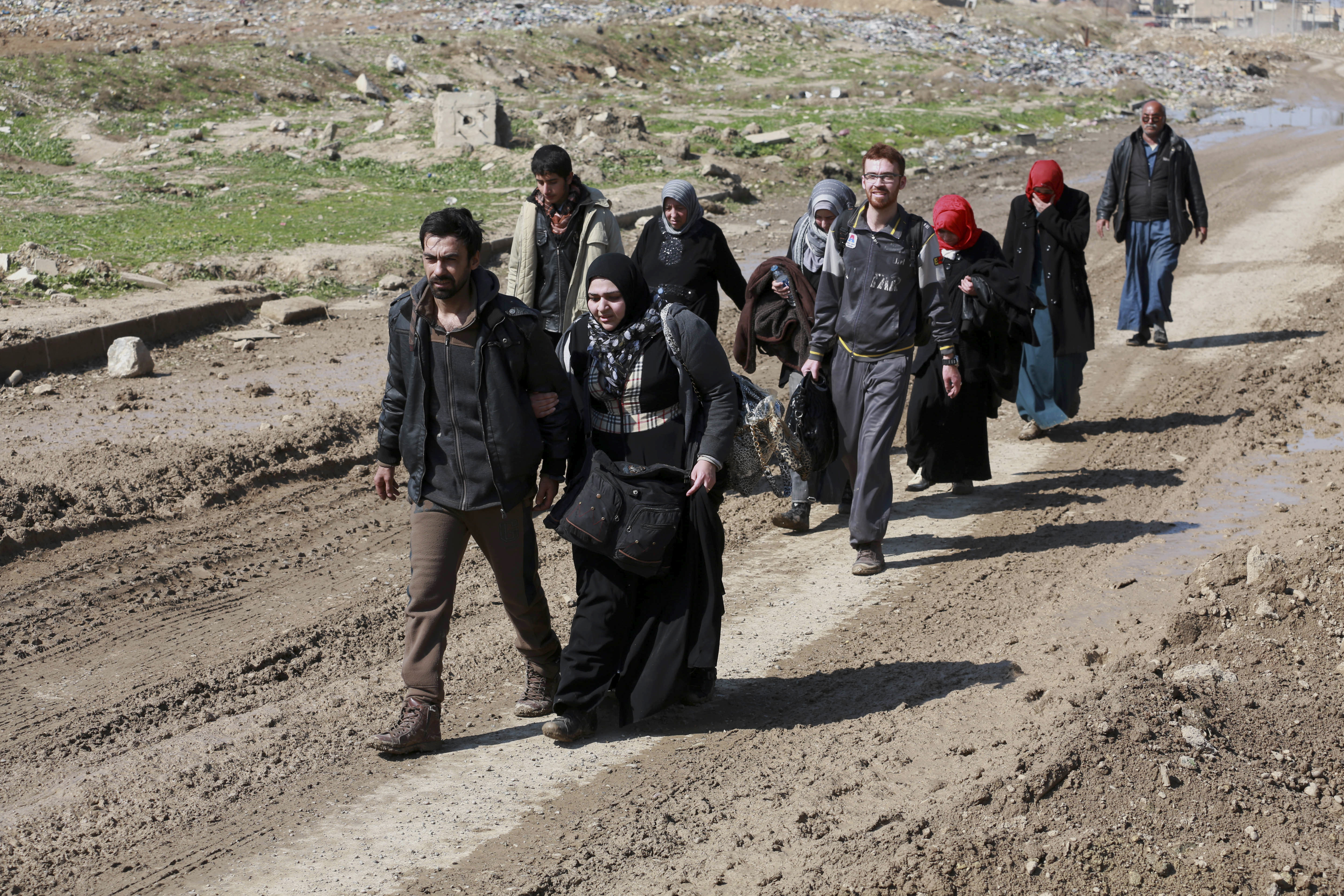 Цивилни напускат домовете си в западен Мосул поради сраженията за изтласкване на ”Ислямска държава”