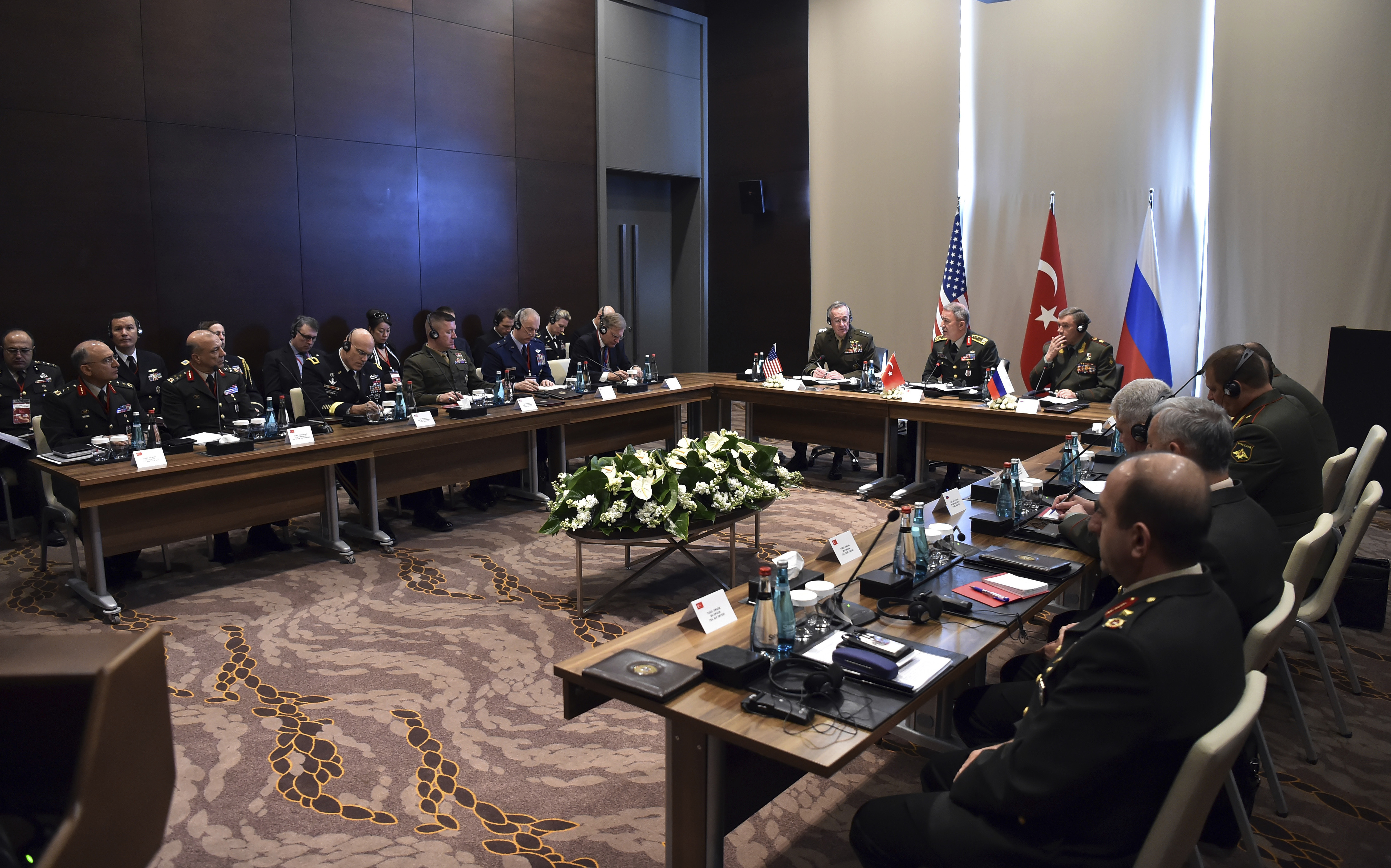 На една маса в Анталия са шефовете на генщабовете на Турция, Русия и САЩ (пред съответните знамена)
