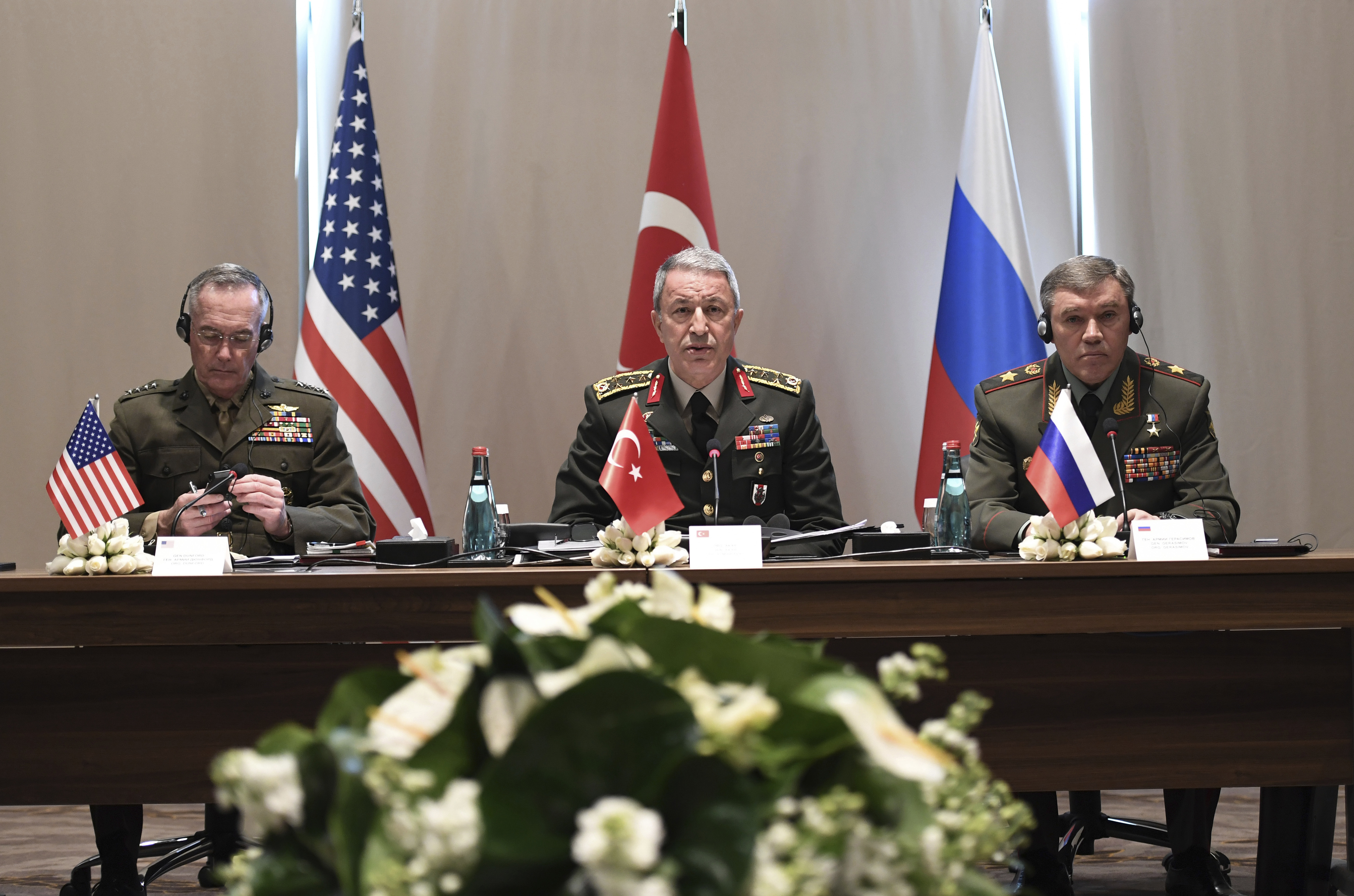 Шефовете на генщабовете на САЩ, Турция и Русия, генералите (отляво надясно) Дънфорд, Акар и Герасимов