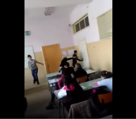 Учителка изхвърли с ритник момче от час (видео)