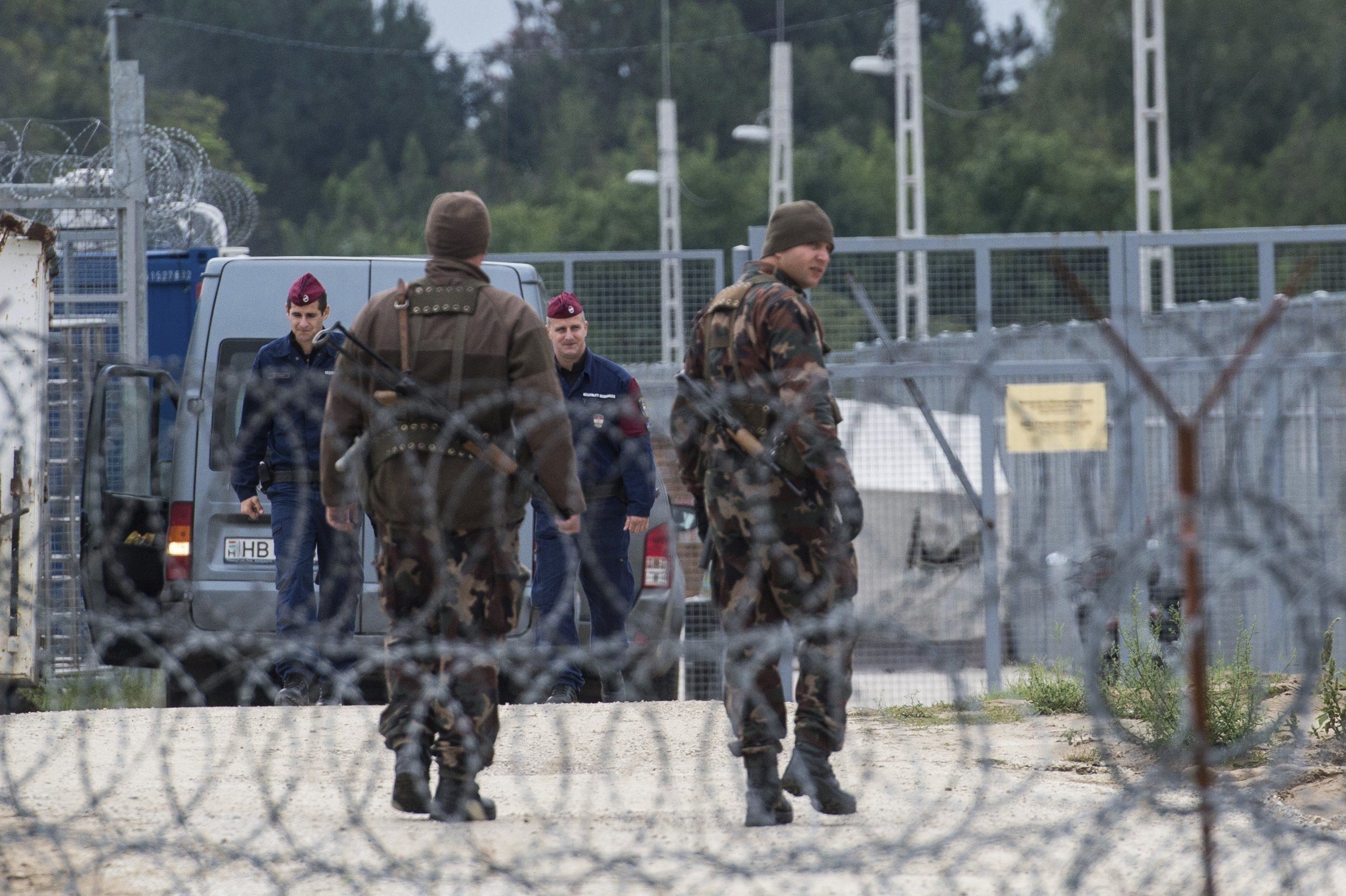 Гранични полицаи в Унгария до ограда, вдигната поради мигрантския наплив