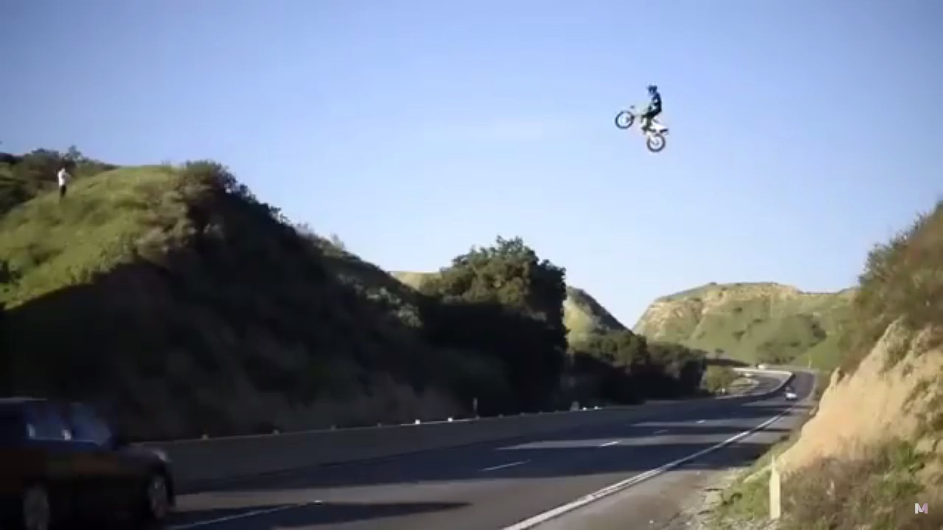 Зашеметяваща каскада - моторист прескочи магистрала (видео)