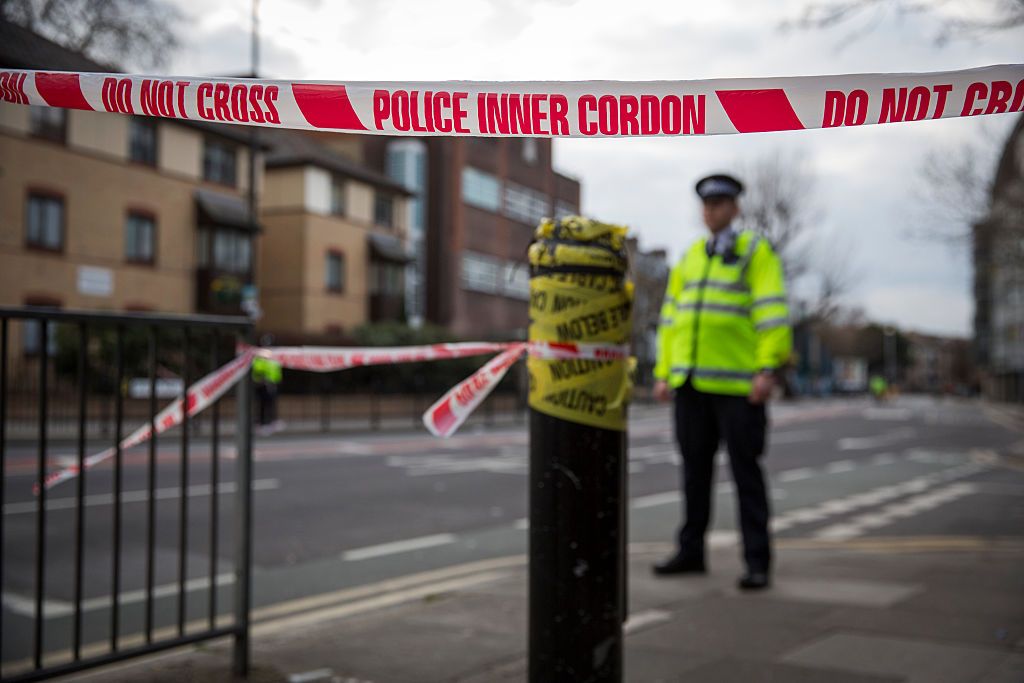 Мъж намушка с нож две жени и себе си в британски град