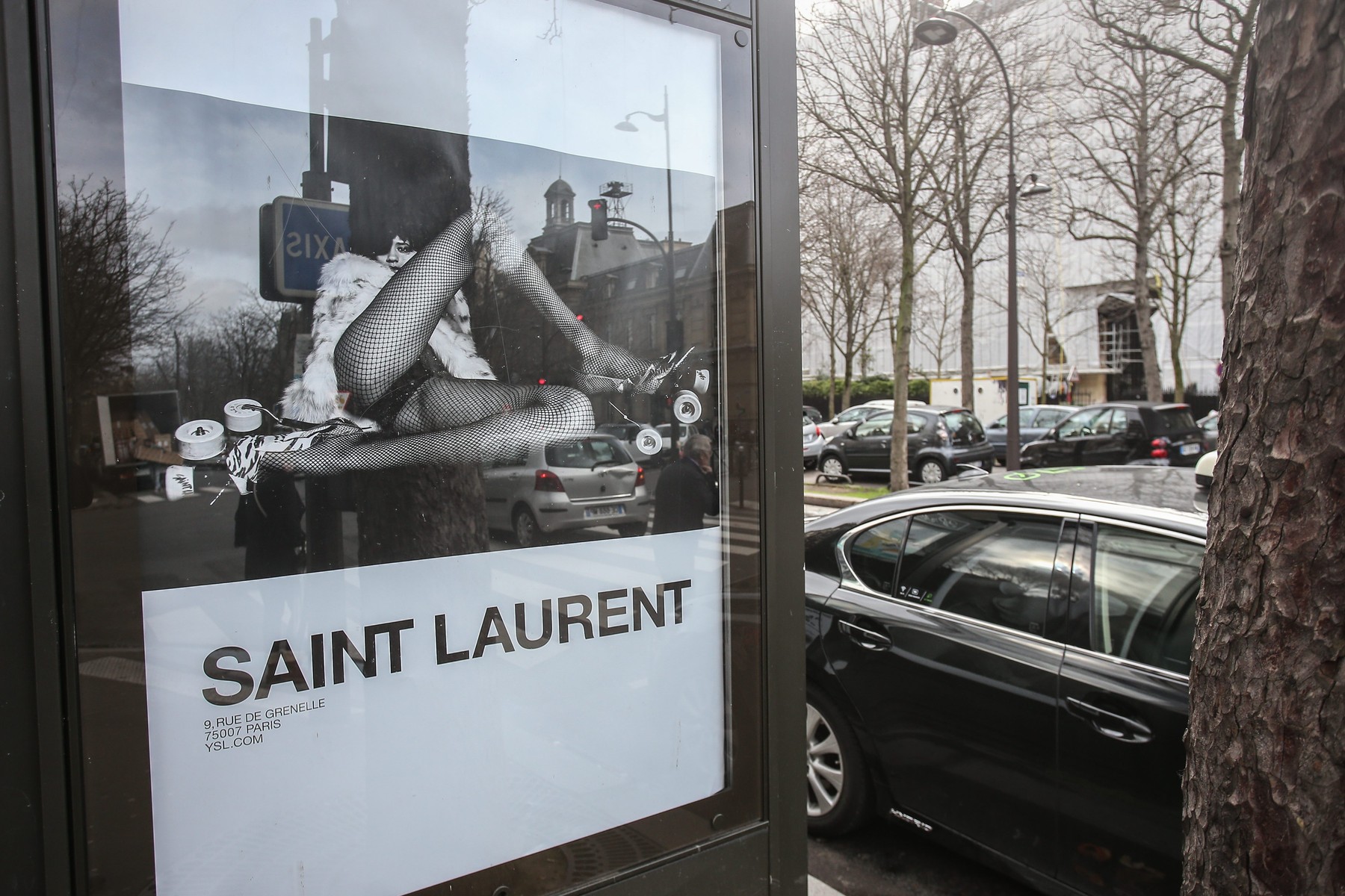 Франция спря унизителна за жените реклама на ”Сен Лоран”