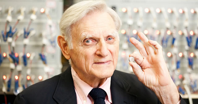 Изобретателят на батерии Джон Гудинаф е на 94 години