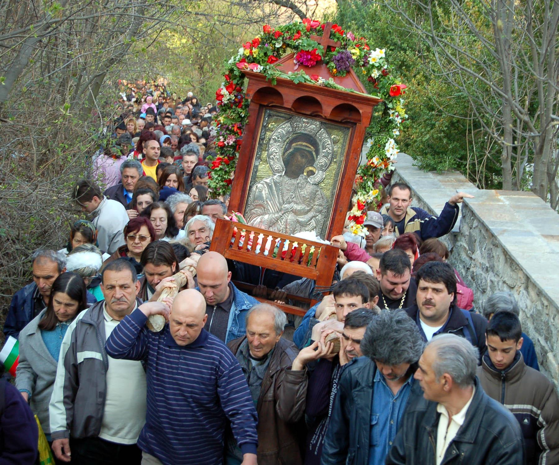 75% от пътуващите българи в църква на празник