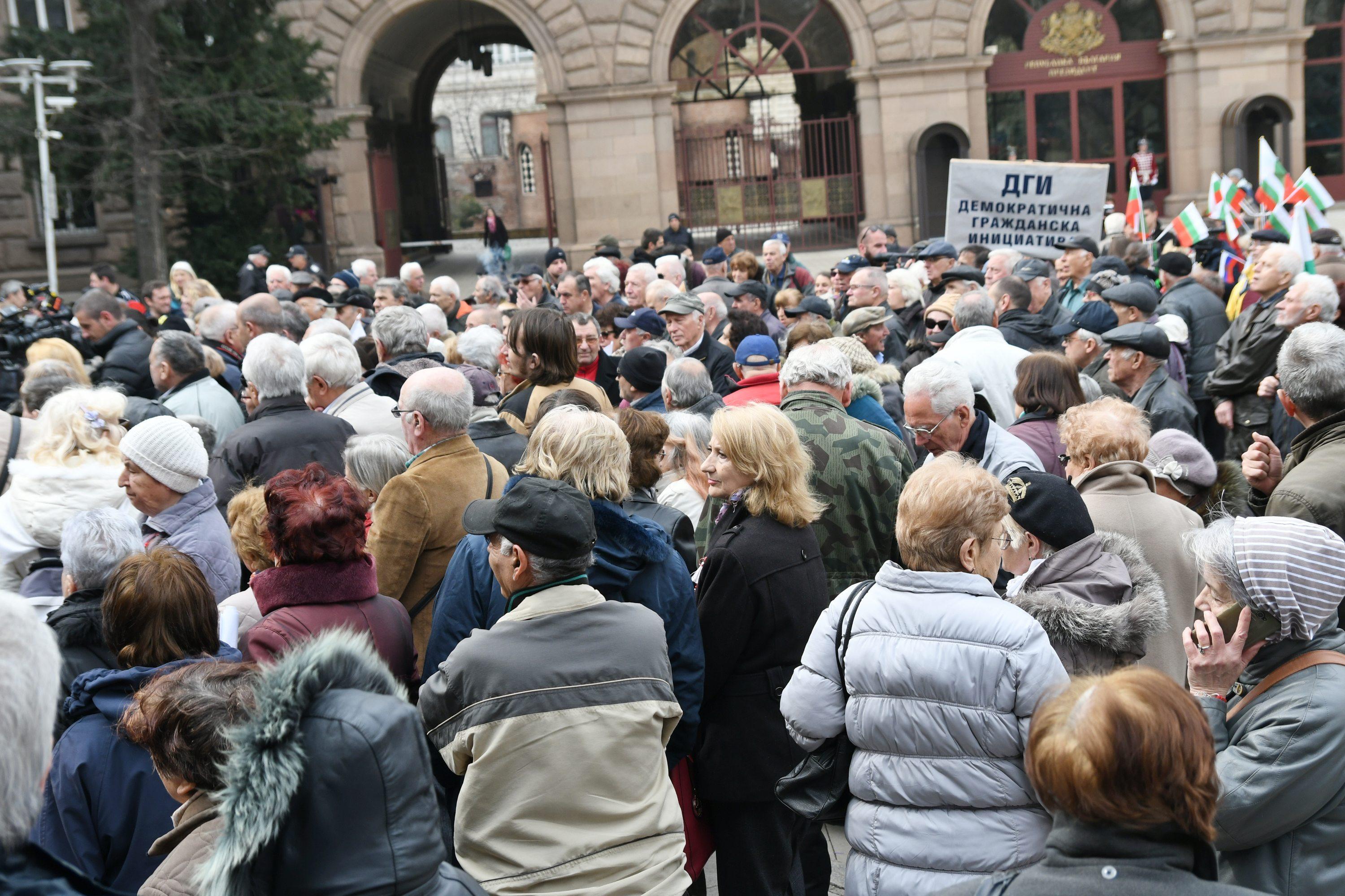 Пенсионери протестират пред Президентството