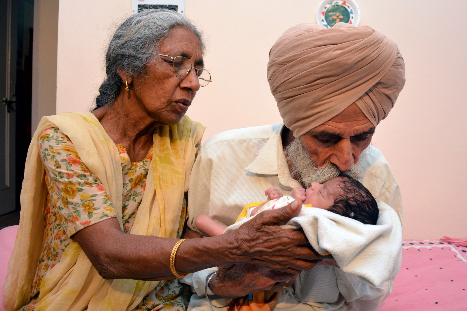Индийка след раждането на 72: Тялото ми не може да се справи