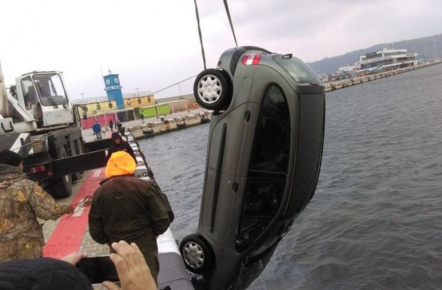Кола без ръчна спирачка падна в морето