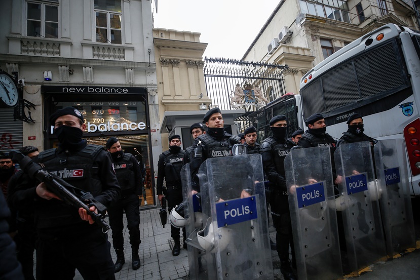Полиция пази холандското консулство от протестиращи в Истанбул