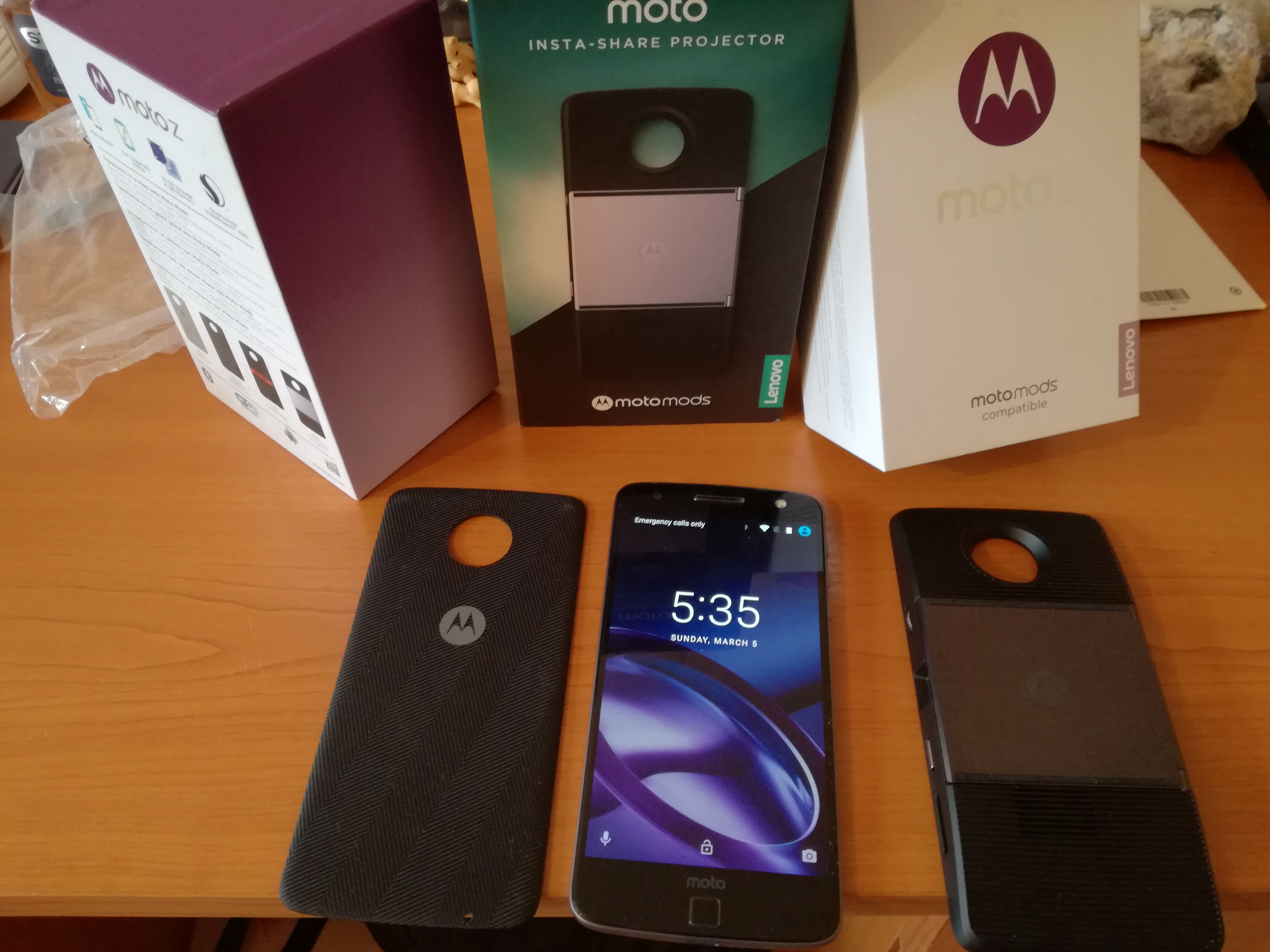 Motorola Moto Z е единственият успешен модулен смартфон, предлагащ доста богат избор