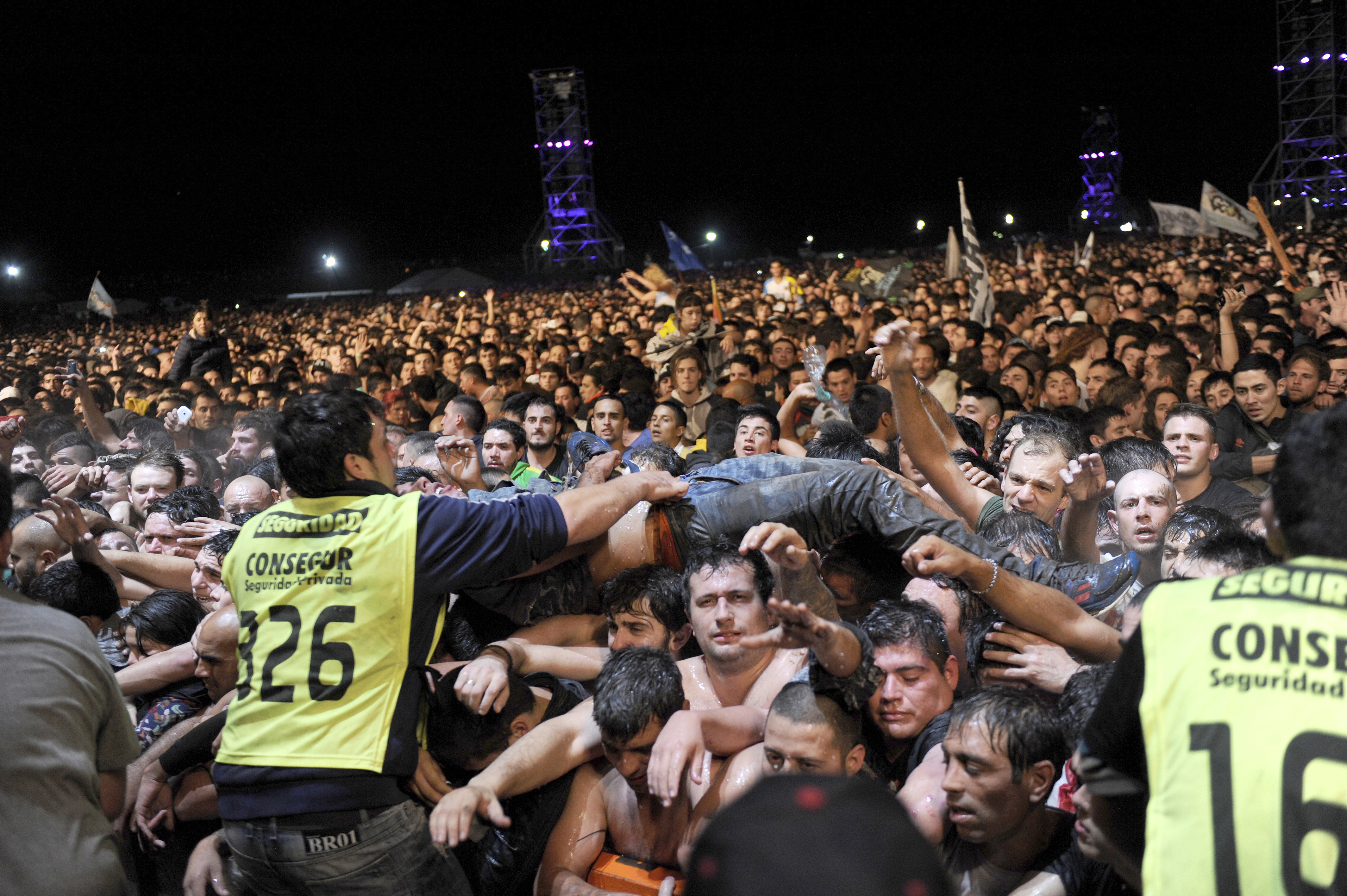 Двама души загинаха в блъсканица на рок концерт в Аржентина