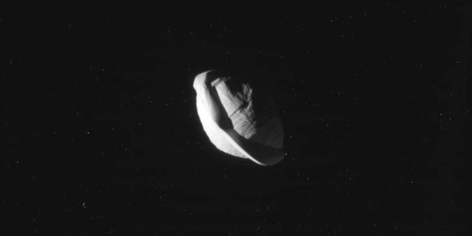НАСА: Около Сатурн се рее ”космически пелмен”