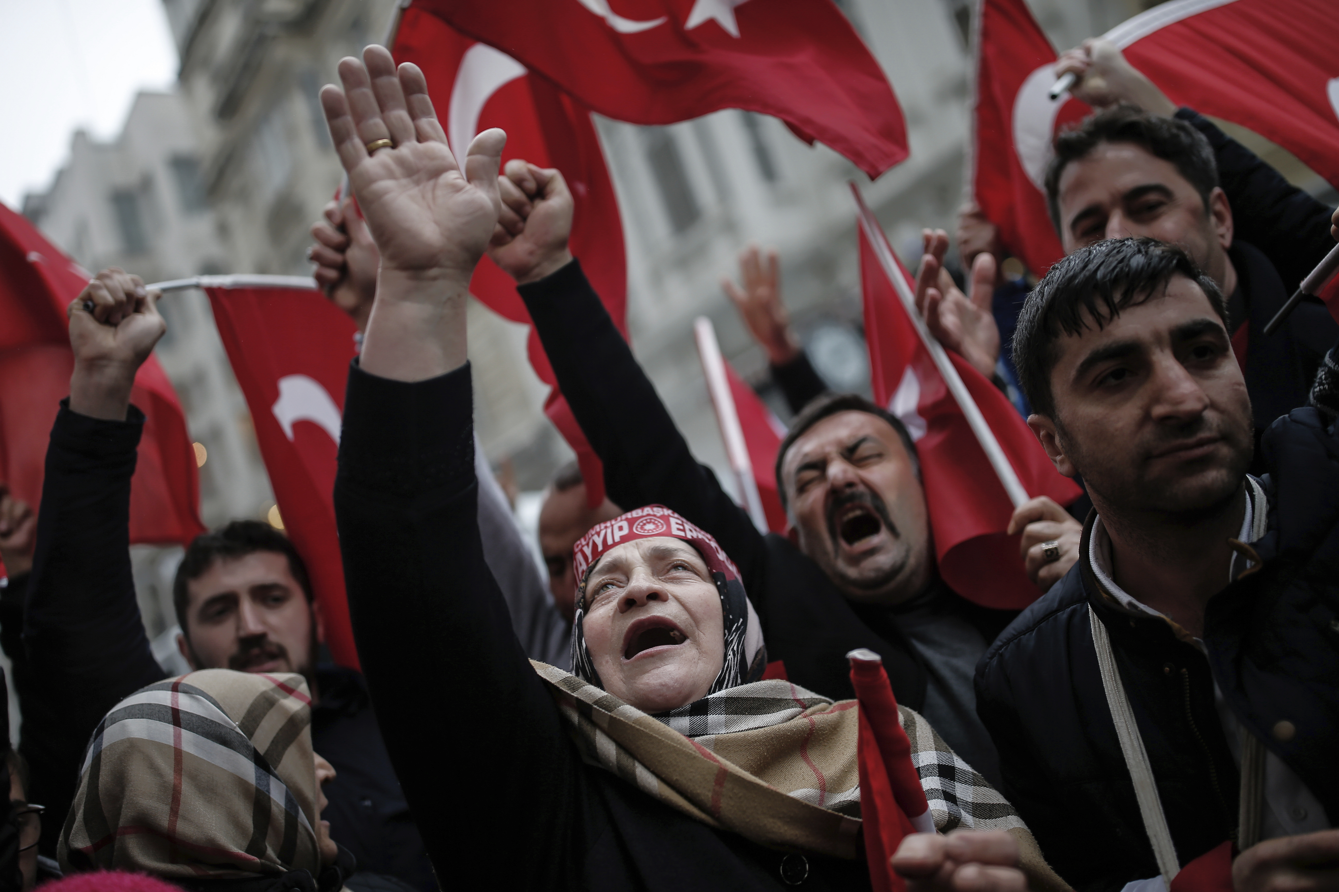 Протестиращи пред холандското консулство в Истанбул. Става опасно за холандските граждани