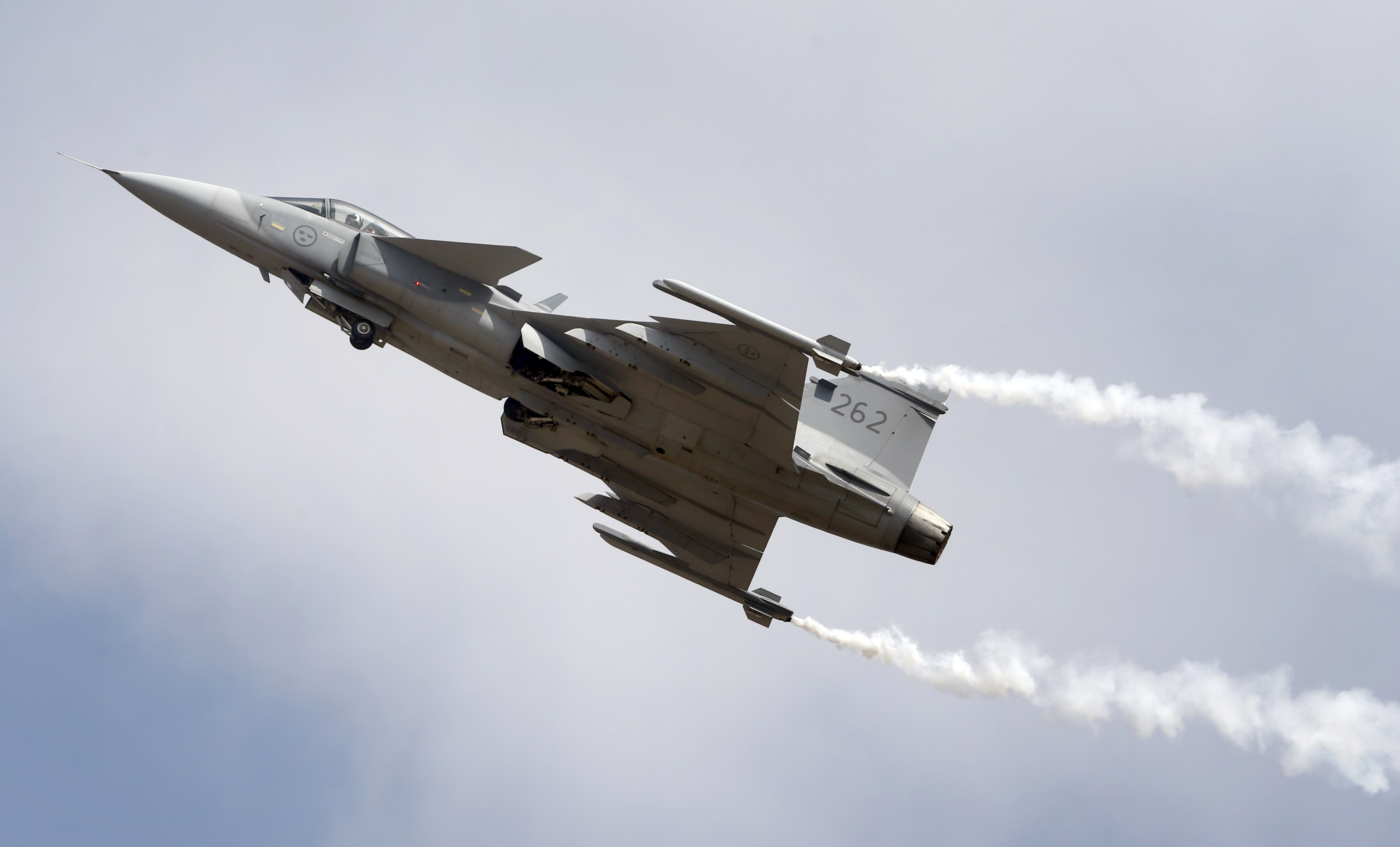 България започва преговори с Швеция за бойни самолети