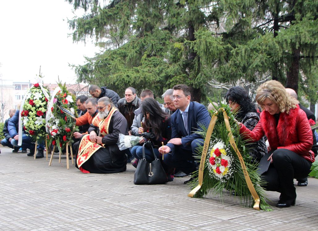 Пред паметната плоча беше отслужена панихида