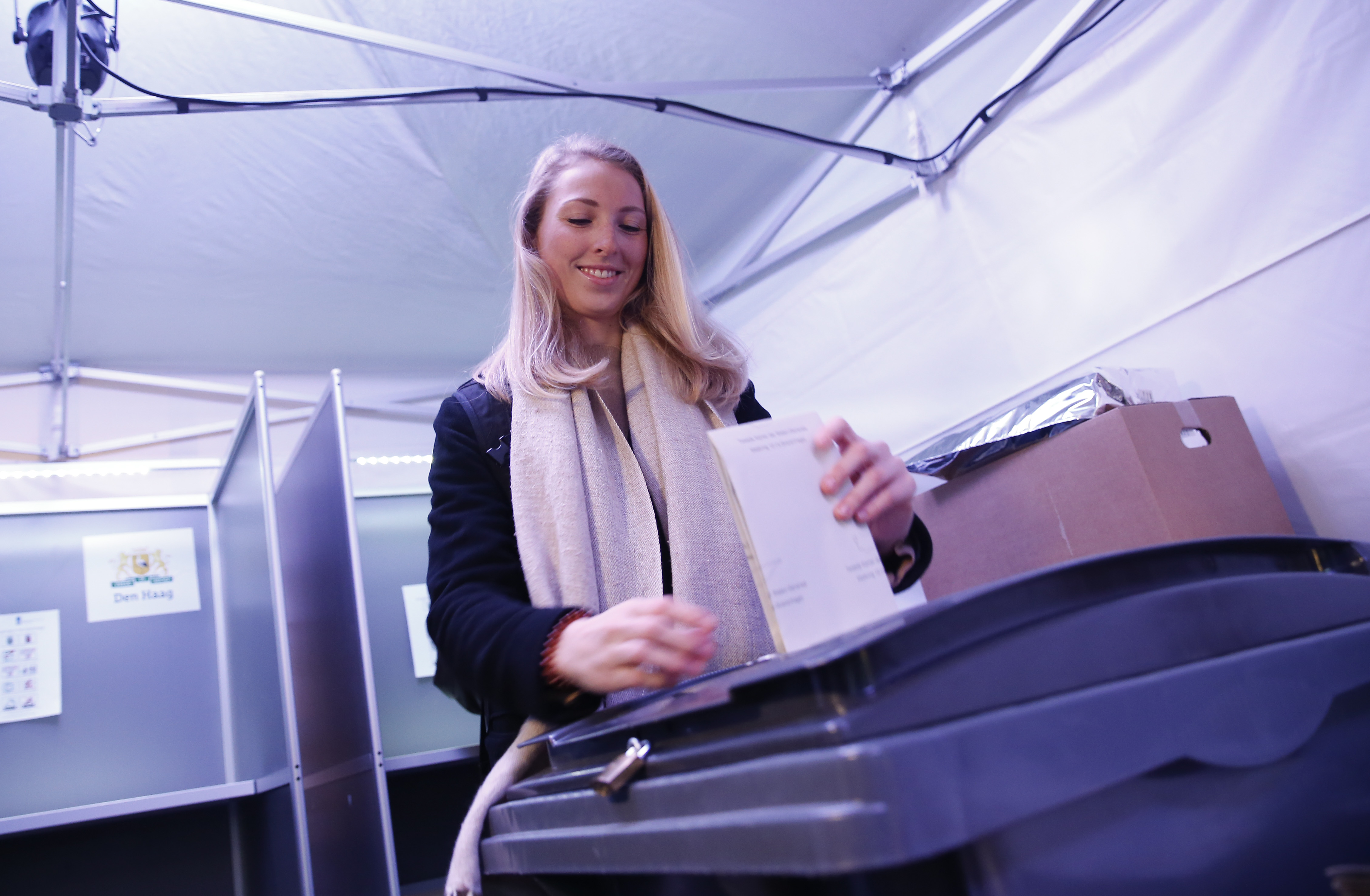 Холандците гласуват в драматични парламентарни избори