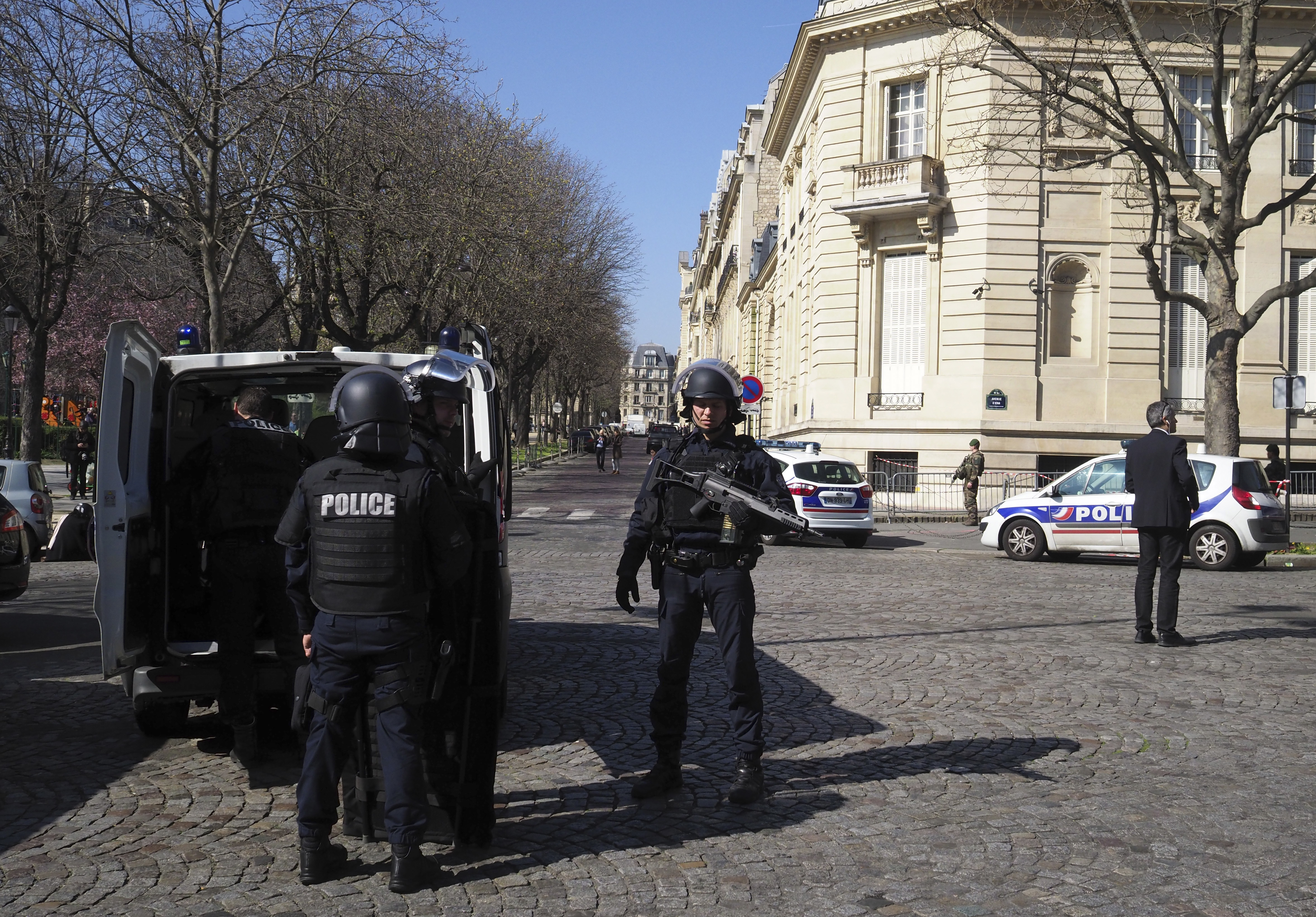 Френски полицаи са заели позиции около офисите на МВФ в Париж след днешния инцидент