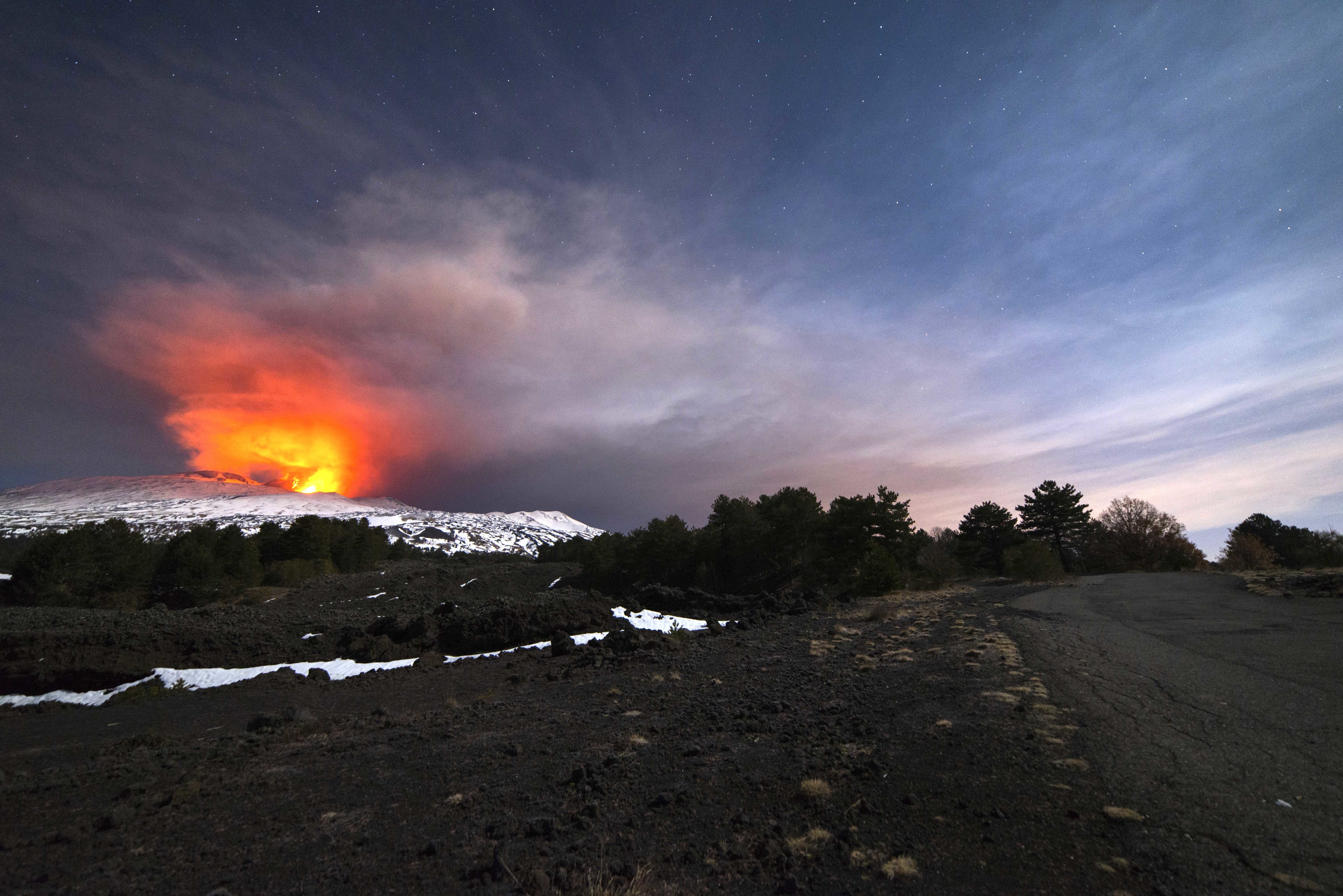 Вулканът Етна отново изригна, 10 души пострадаха (снимки)