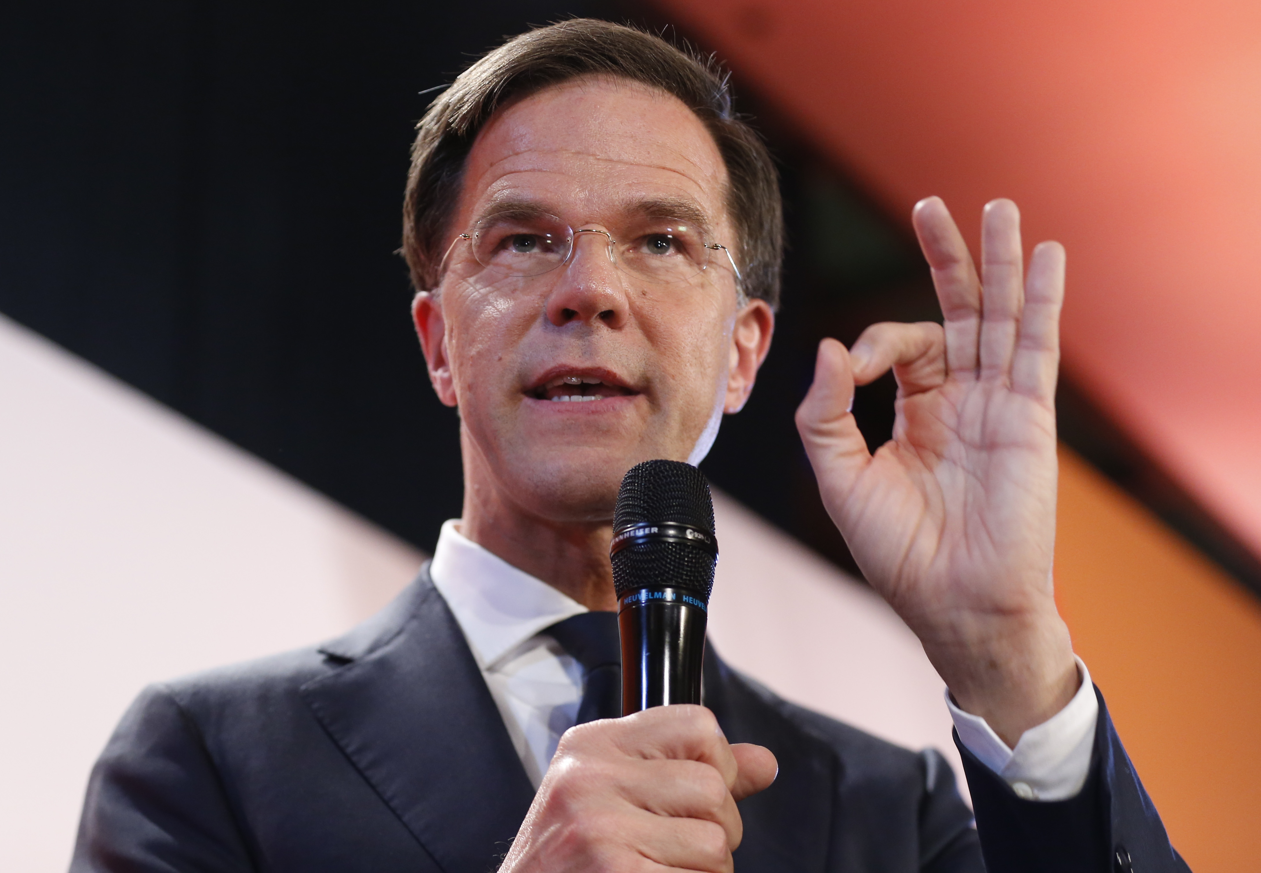 Холандският премиер оцеля при вот на недоверие