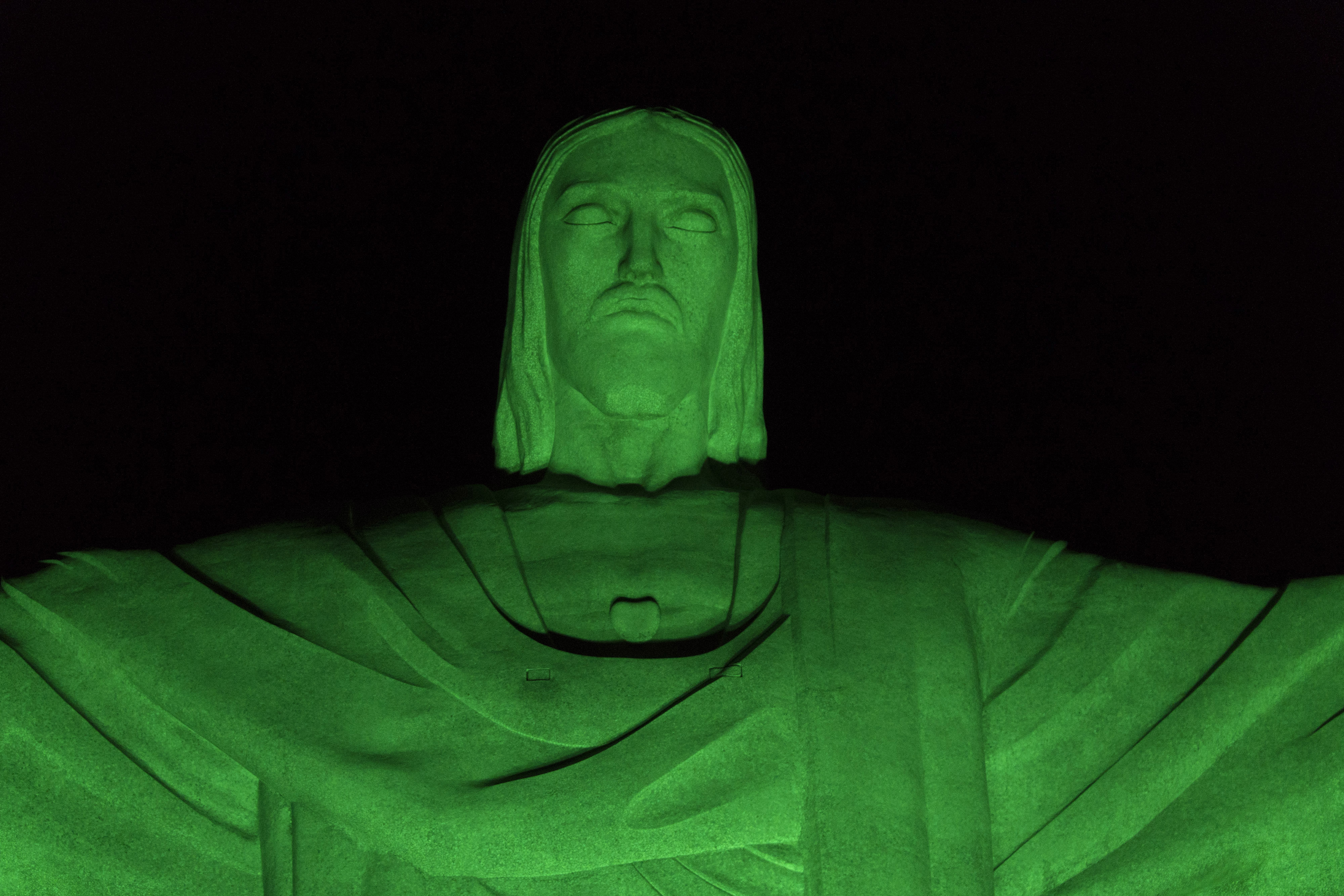 За празника на Свети Патрик гигантската статуя на Христос край Рио де Жанейро бе осветена в зелено