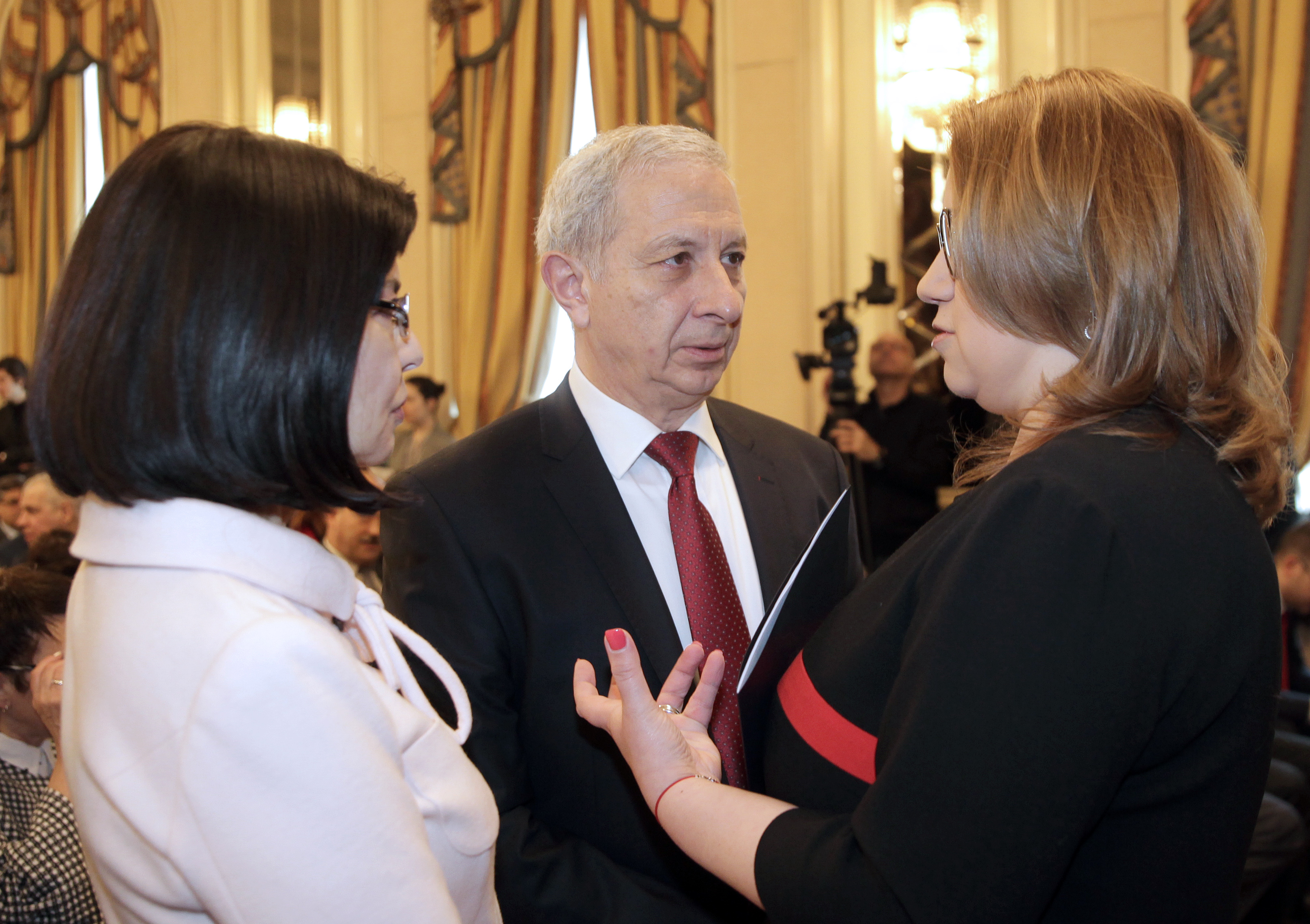Премиерът разговаря с Меглена Кунева и вицепремиера Деница Златева на дискусия за председателството ни в ЕС